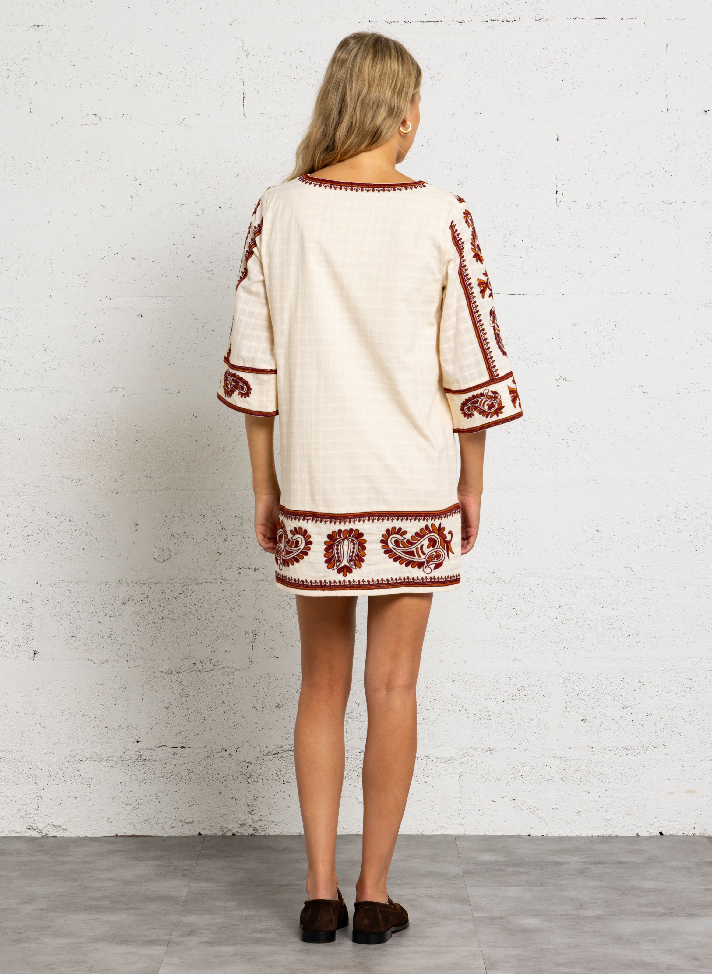 Robe courte col tunisien en coton brodée marguerite MAISON 123 Rouge