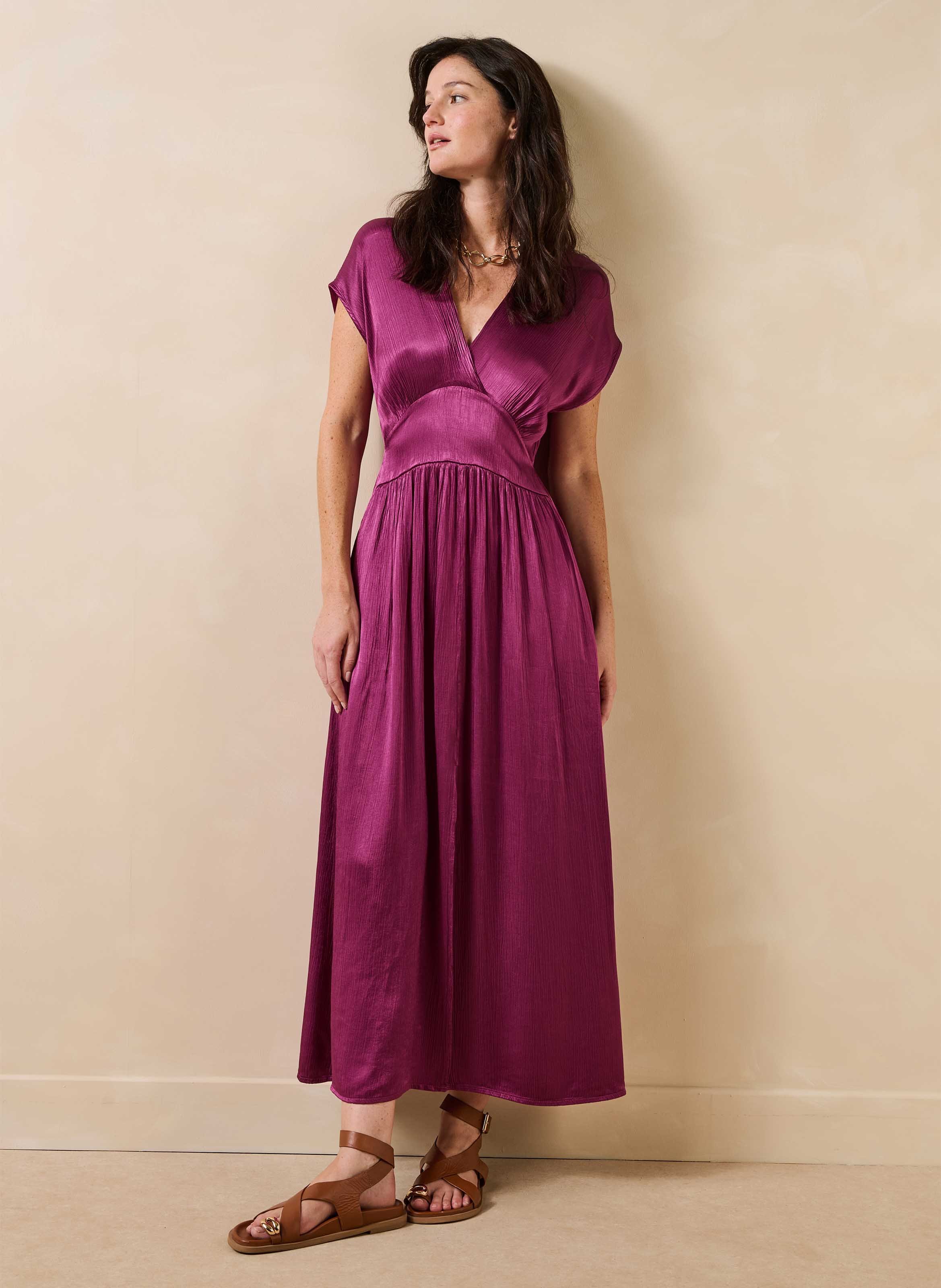 Midi-jurk met V-hals en satijneffect LA FEE MARABOUTEE Paars