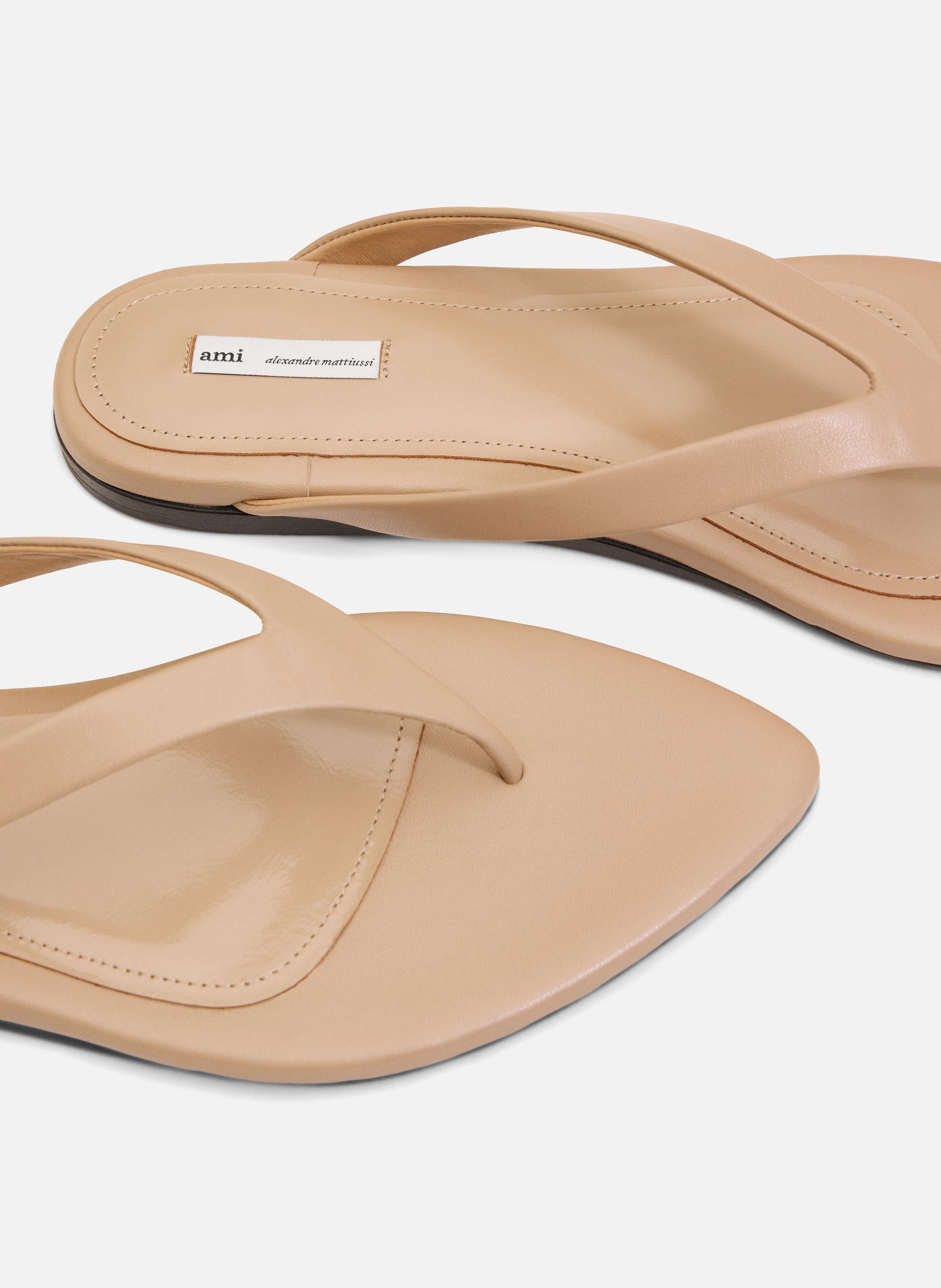 Tongs à bout pointus en cuir d'agneau AMI PARIS Beige