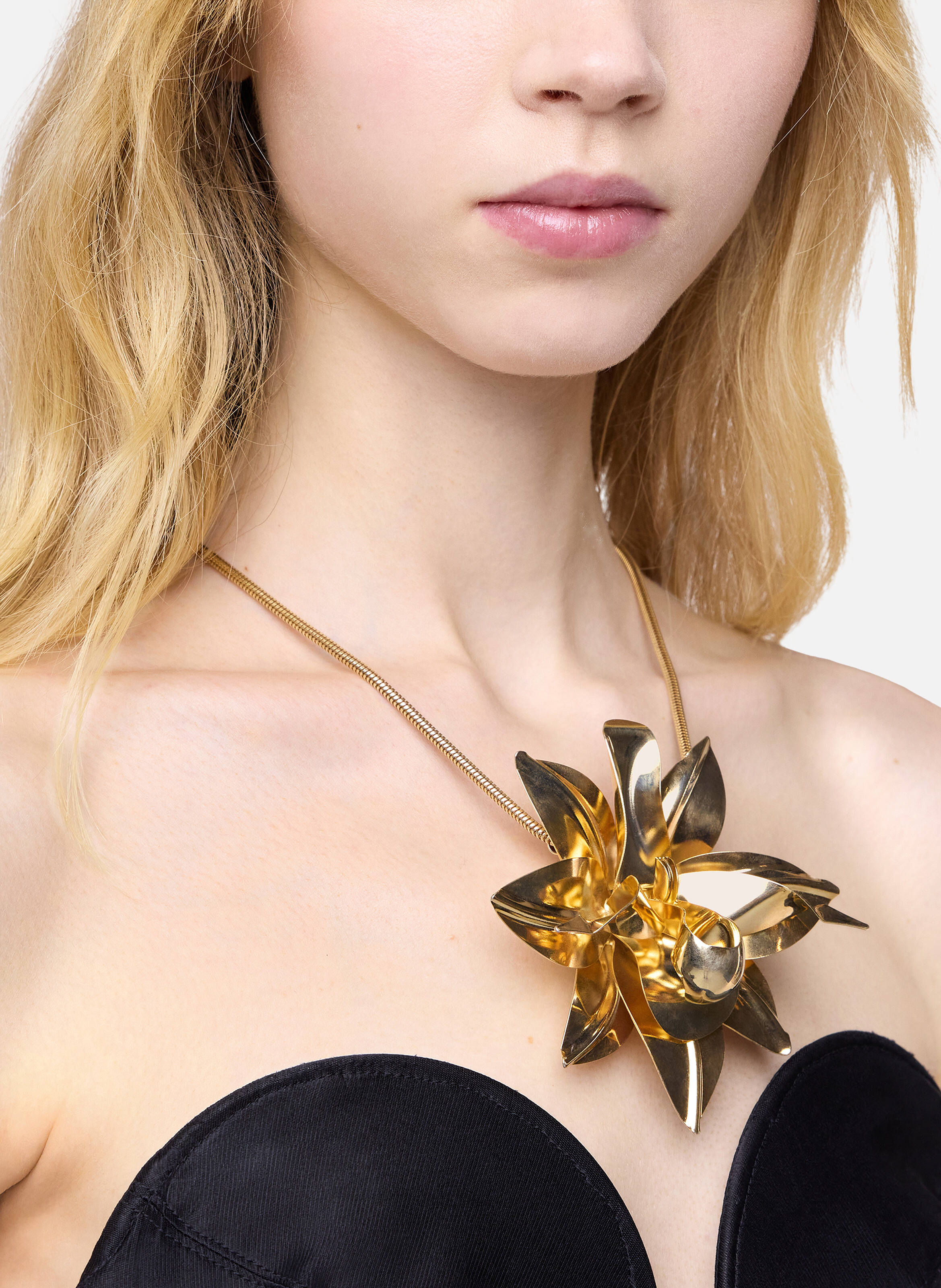 Collier avec pendentif fleur en métal RABANNE Doré