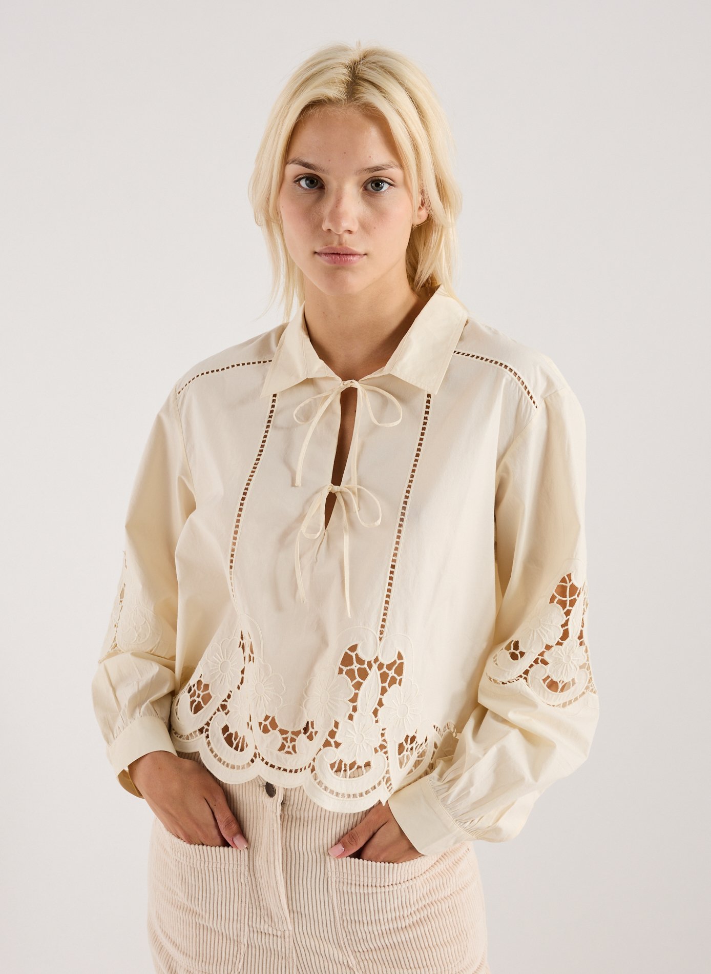 LOUISE MISHA Weit geschnittene bestickte Baumwollbluse Weiss