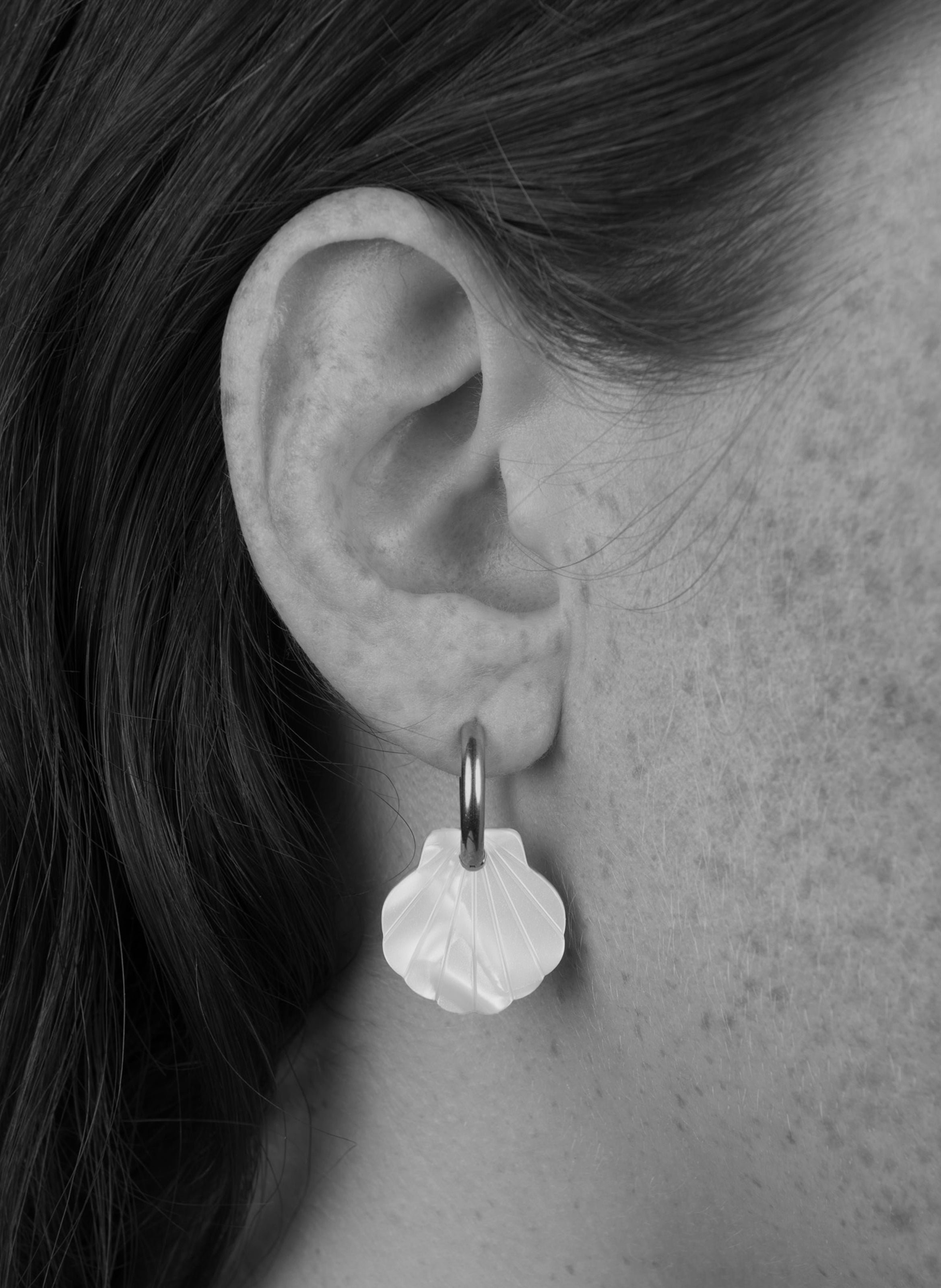 Boucles d'oreilles baby mermaid avec anneaux en acier inoxydable argenté KURAGE GINZA Orange