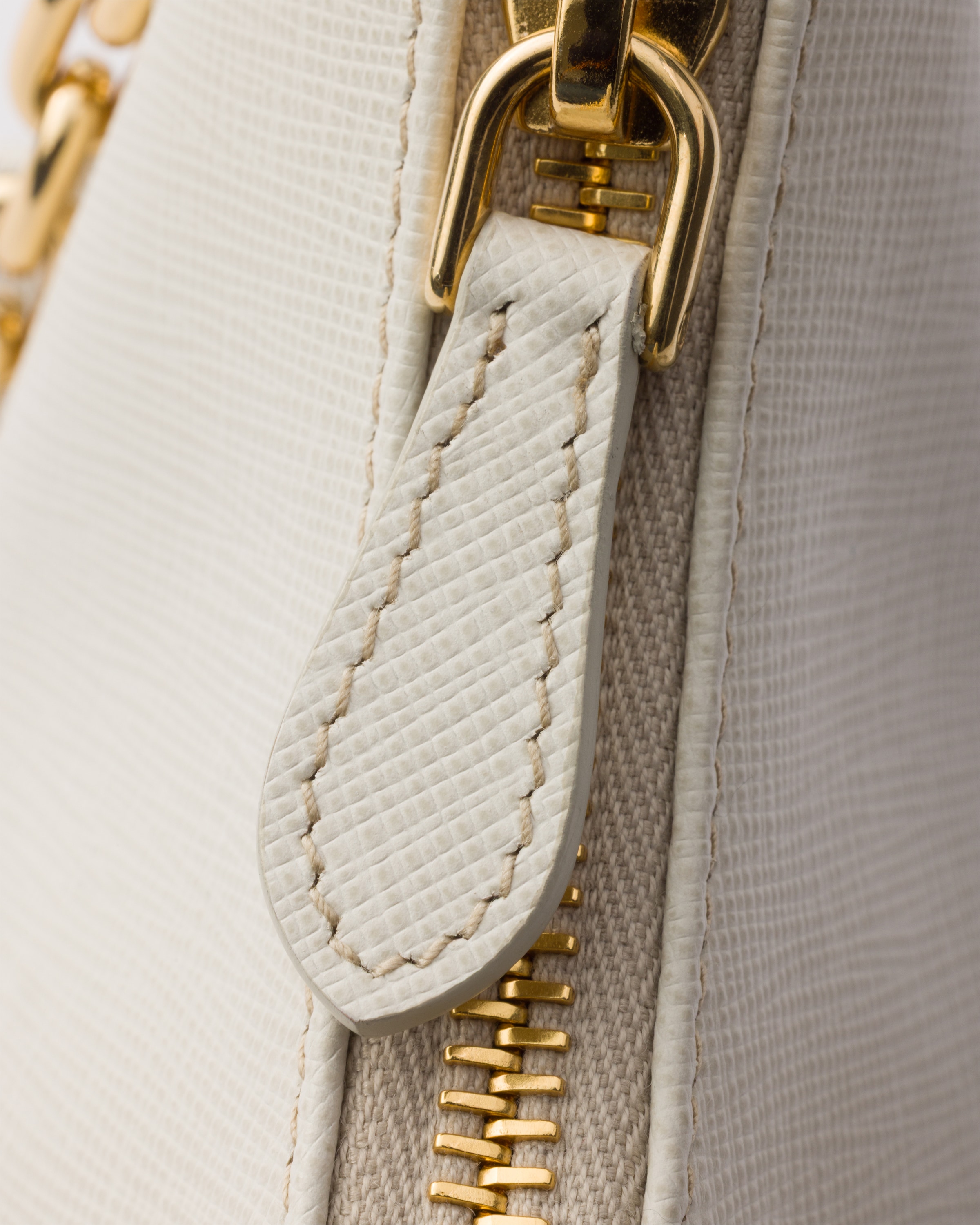 Sac prada re-edition 2005 en cuir saffiano PRADA Beige