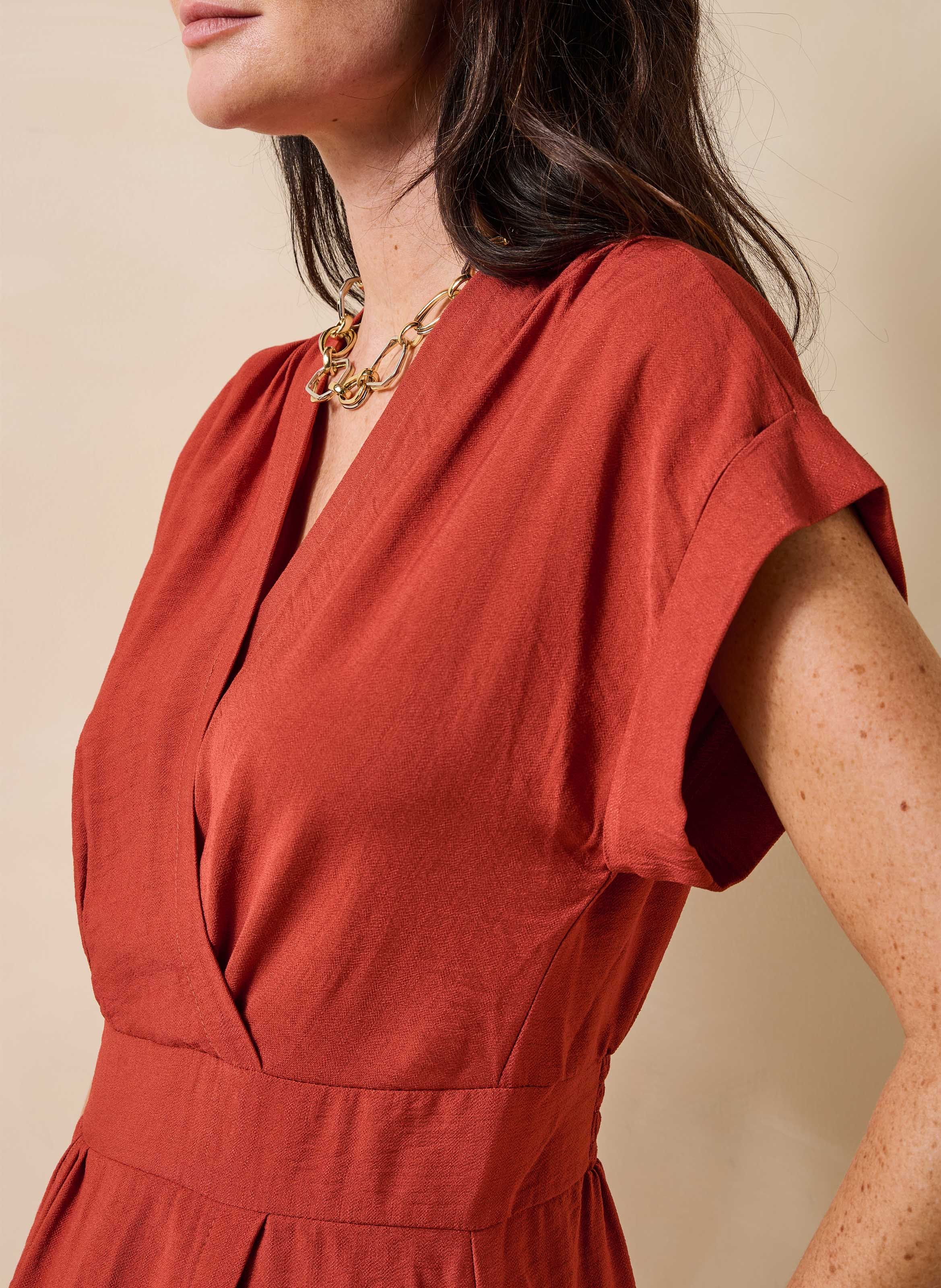 Lange jurk met V-hals LA FEE MARABOUTEE Rood