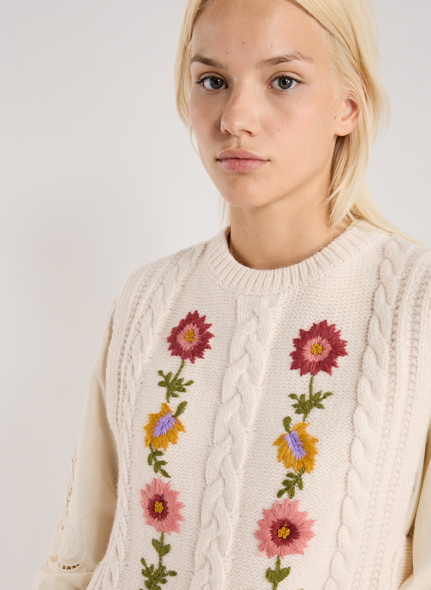 Gilet ouvert brodé sans manches LOUISE MISHA Blanc