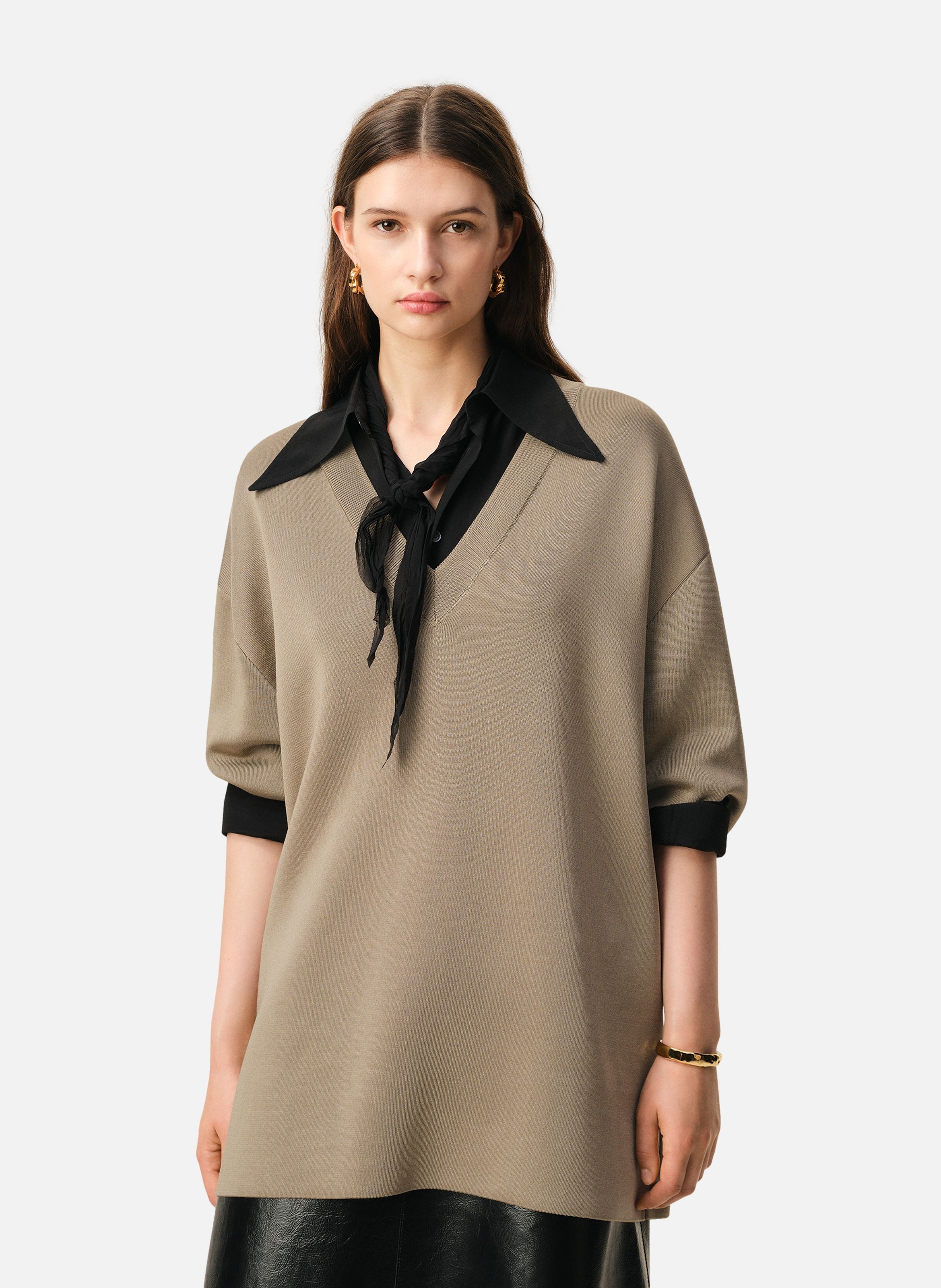 Pull col v manches courtes en laine BeigeAMI PARIS