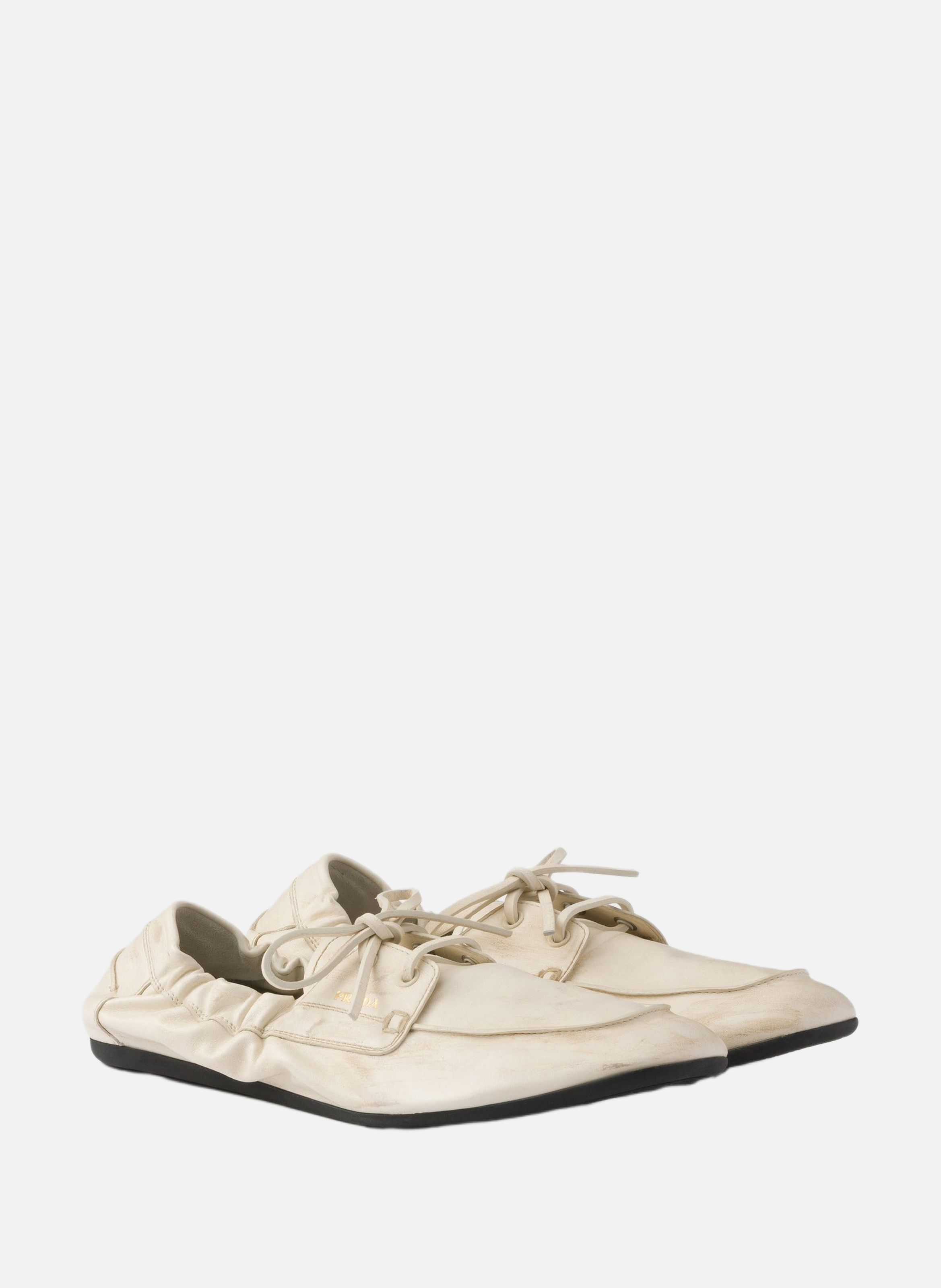 Chaussures bateau en cuir vieilli PRADA Beige