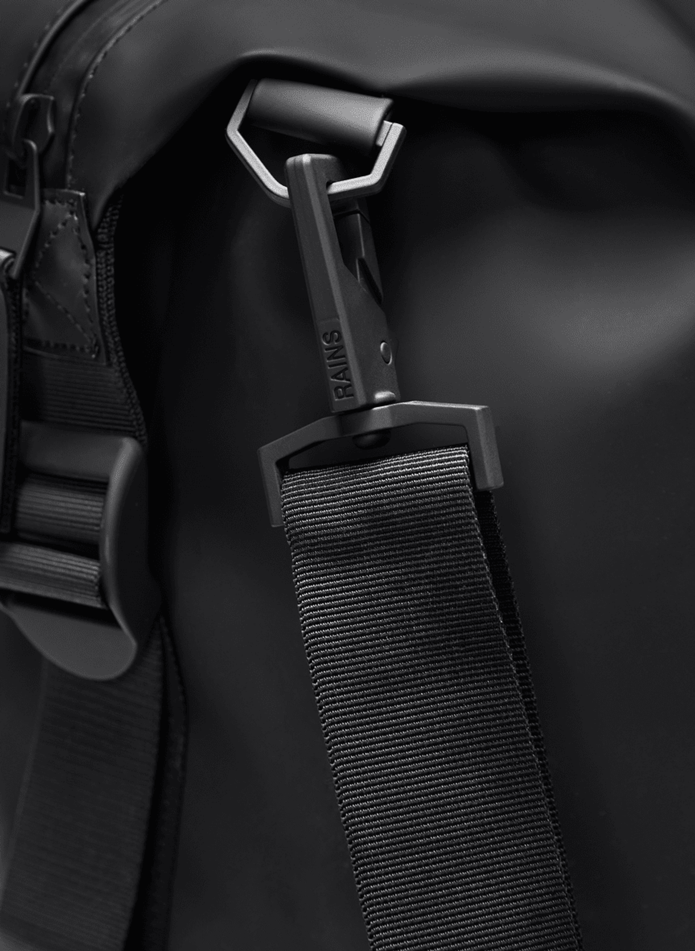 Hilo weekend bag RAINS Black