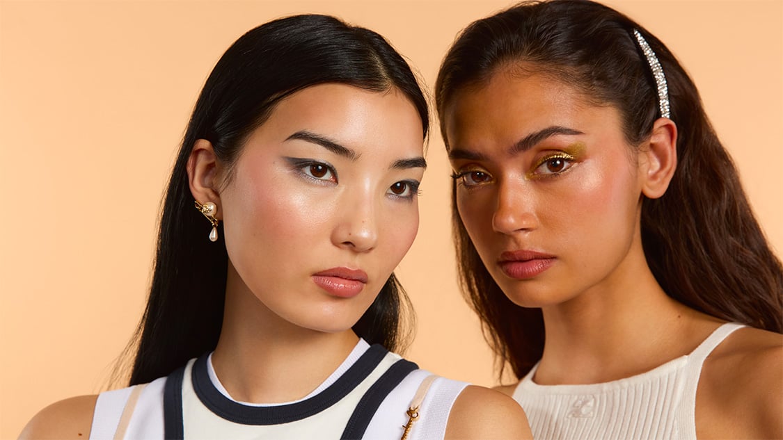COACHELLA : QUEL MAQUILLAGE ADOPTER POUR LE FESTIVAL ? Duo de filles au maquillage doré et argenté spécial Coachella