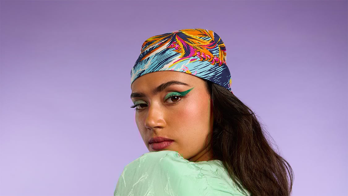 COACHELLA : QUEL MAQUILLAGE ADOPTER POUR LE FESTIVAL ? Fille au maquillage vert spécial Coachella