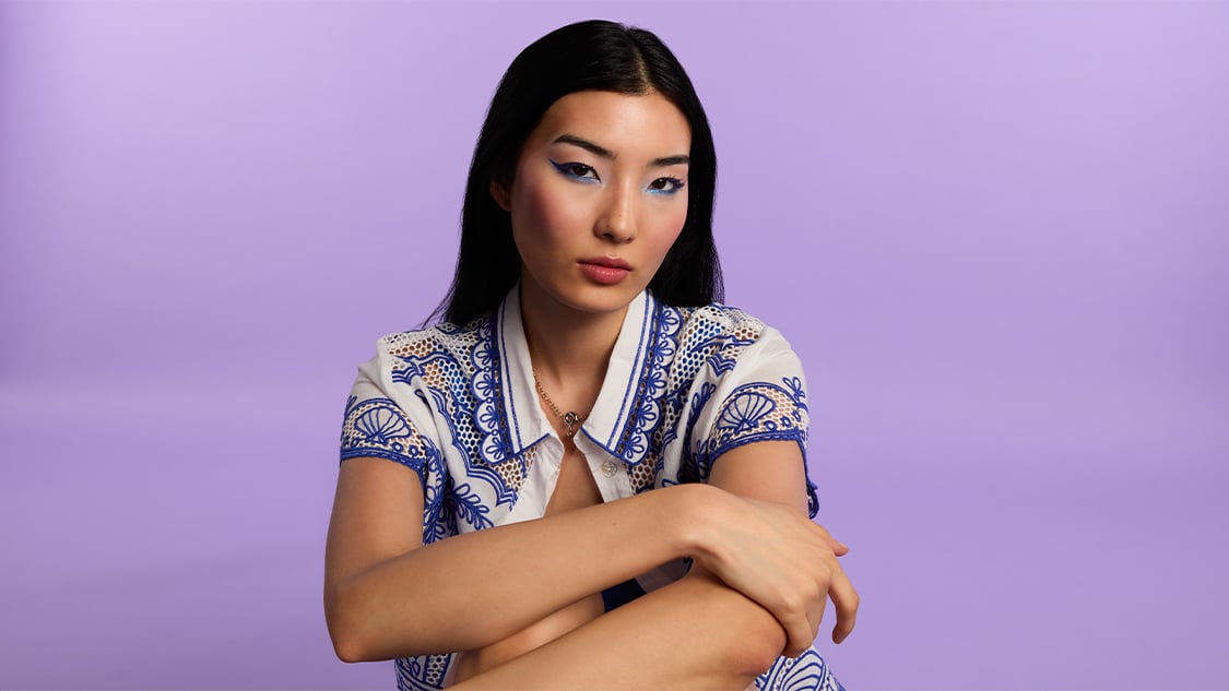 COACHELLA : QUEL MAQUILLAGE ADOPTER POUR LE FESTIVAL ? Fille au maquillage bleu spécial Coachella