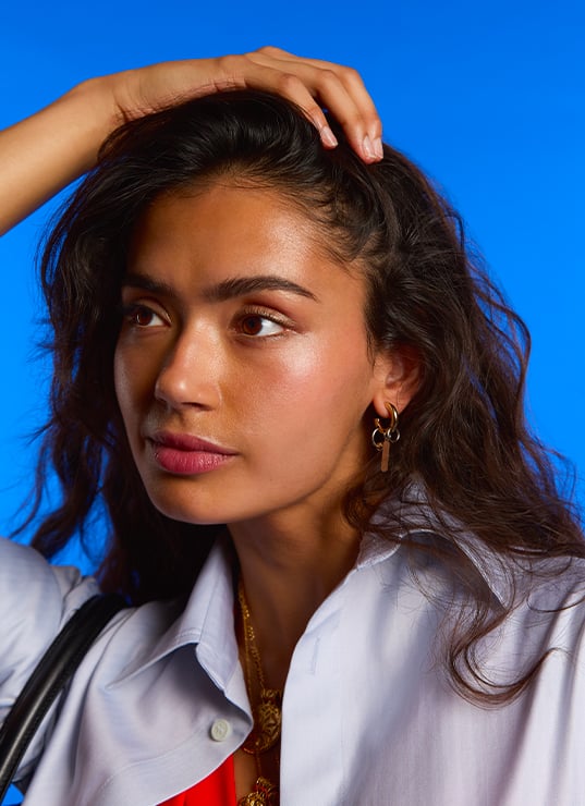 Fille maquillage teint glowy spécial Coachella