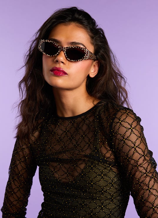 Fille au maquillage lèvres glossy spécial Coachella