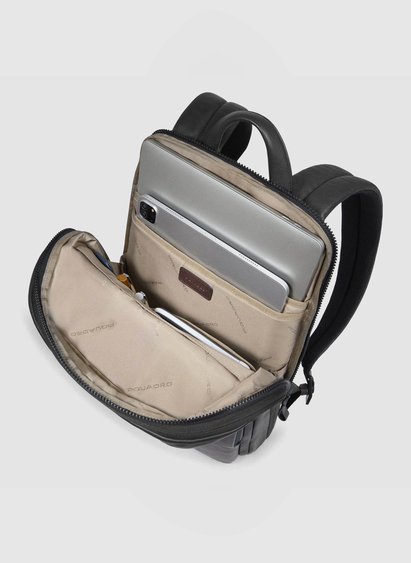Sac à dos mince pour ordinateur 14", extensible PIQUADRO Noir