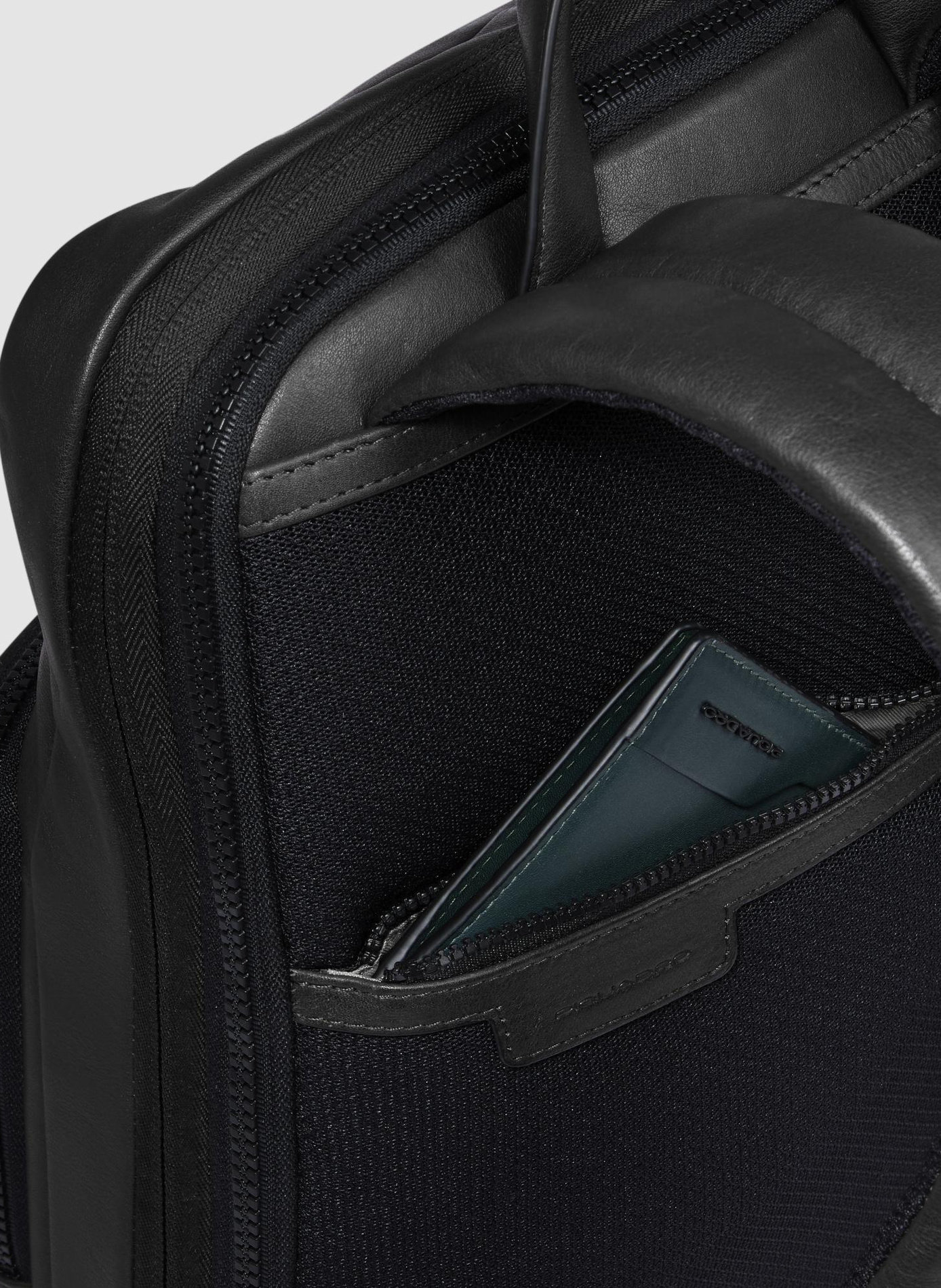 Sac à dos mince pour ordinateur 14", extensible PIQUADRO Noir