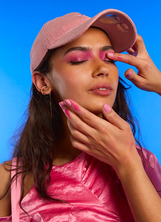 Femme au maquillage rose spécial Coachella