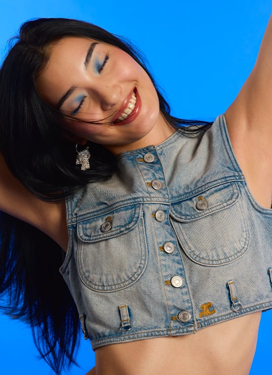 Femme au maquillage bleu spécial Coachella