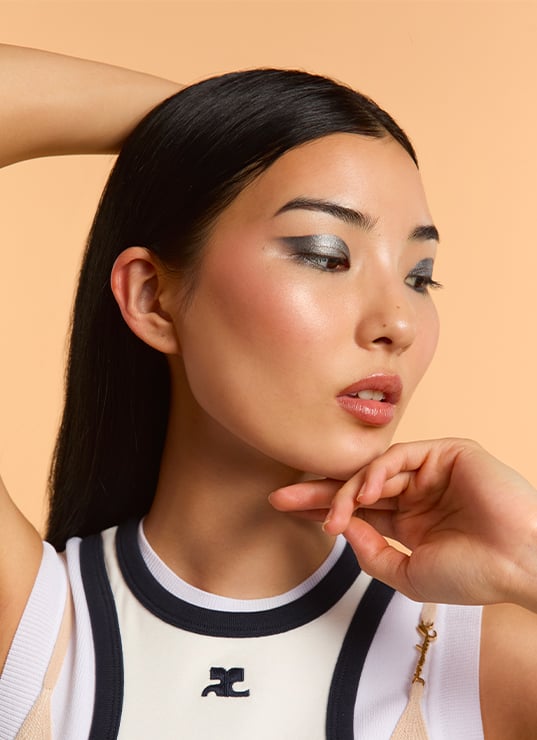 Femme au maquillage argenté spécial Coachella