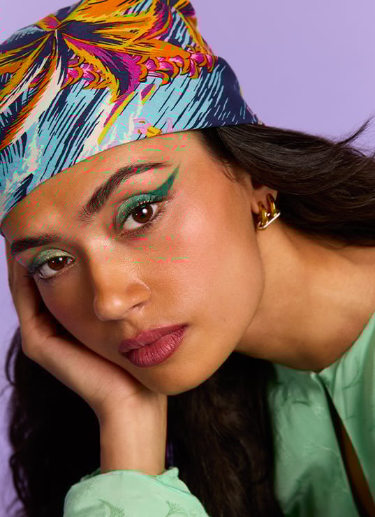 Femme portant un foulard et au maquillage vert spécial Coachella