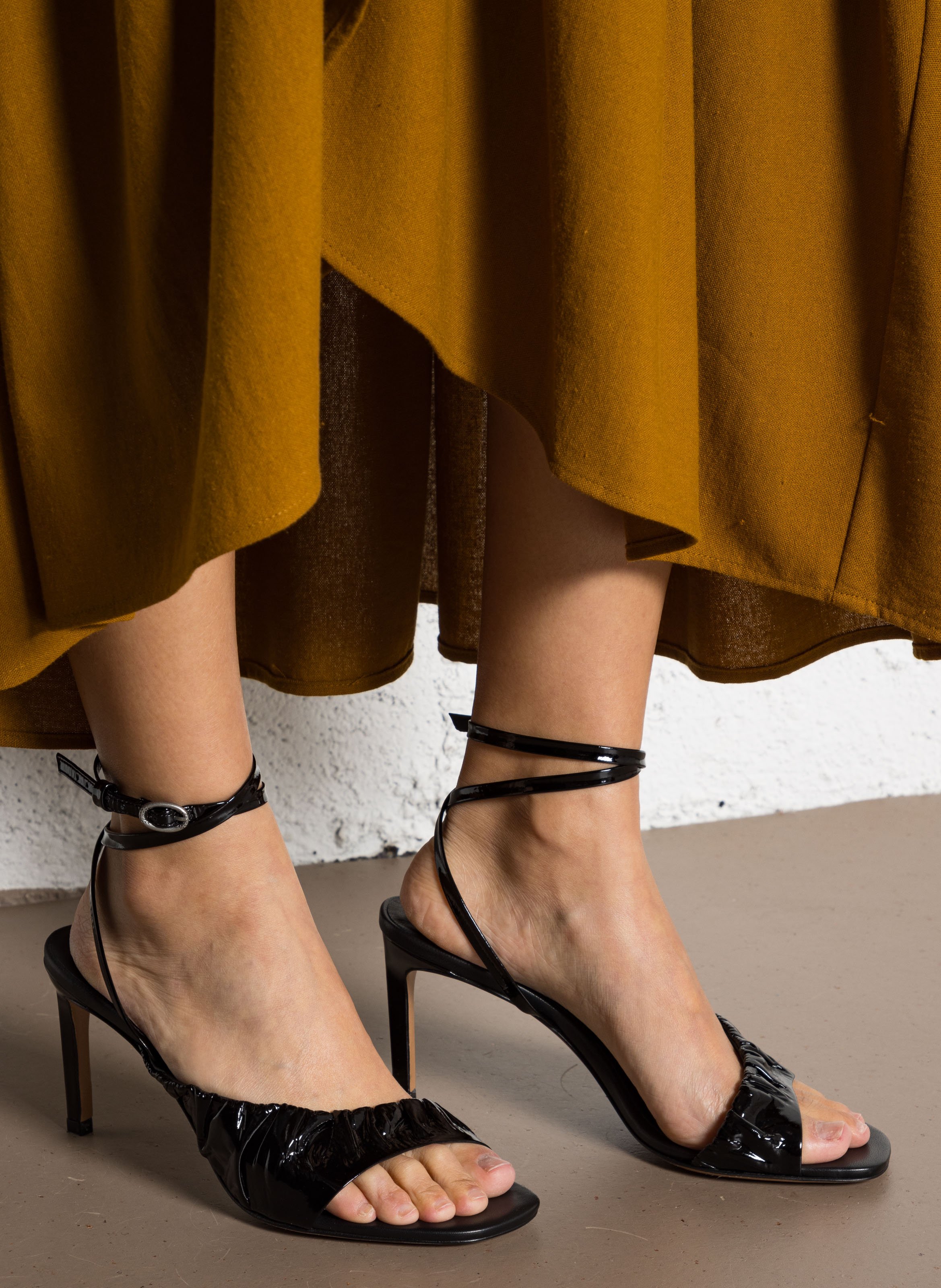 Sandales à talon en cuir vernis coletta Noir