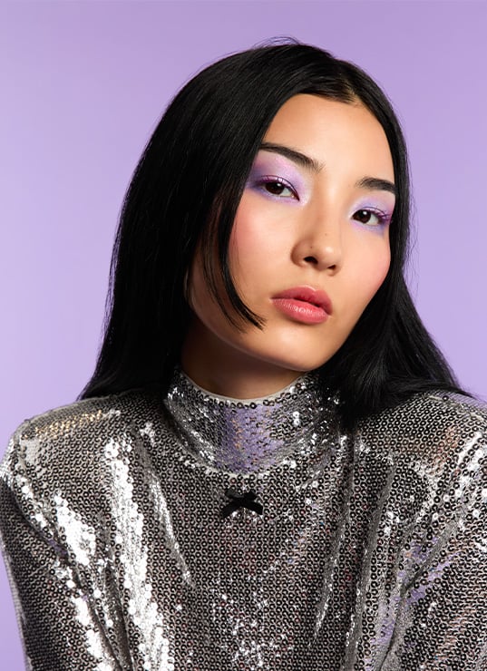 Fille au maquillage violet spécial Coachella