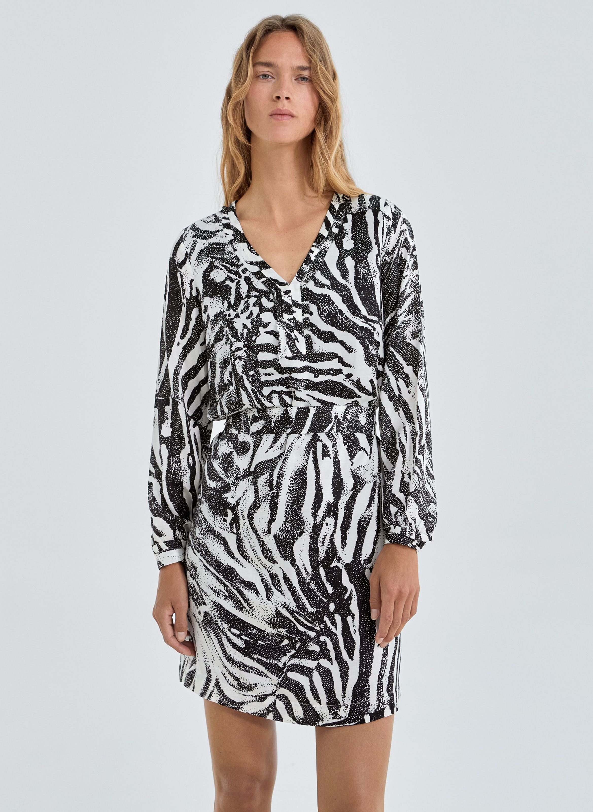 Robe droite à col v