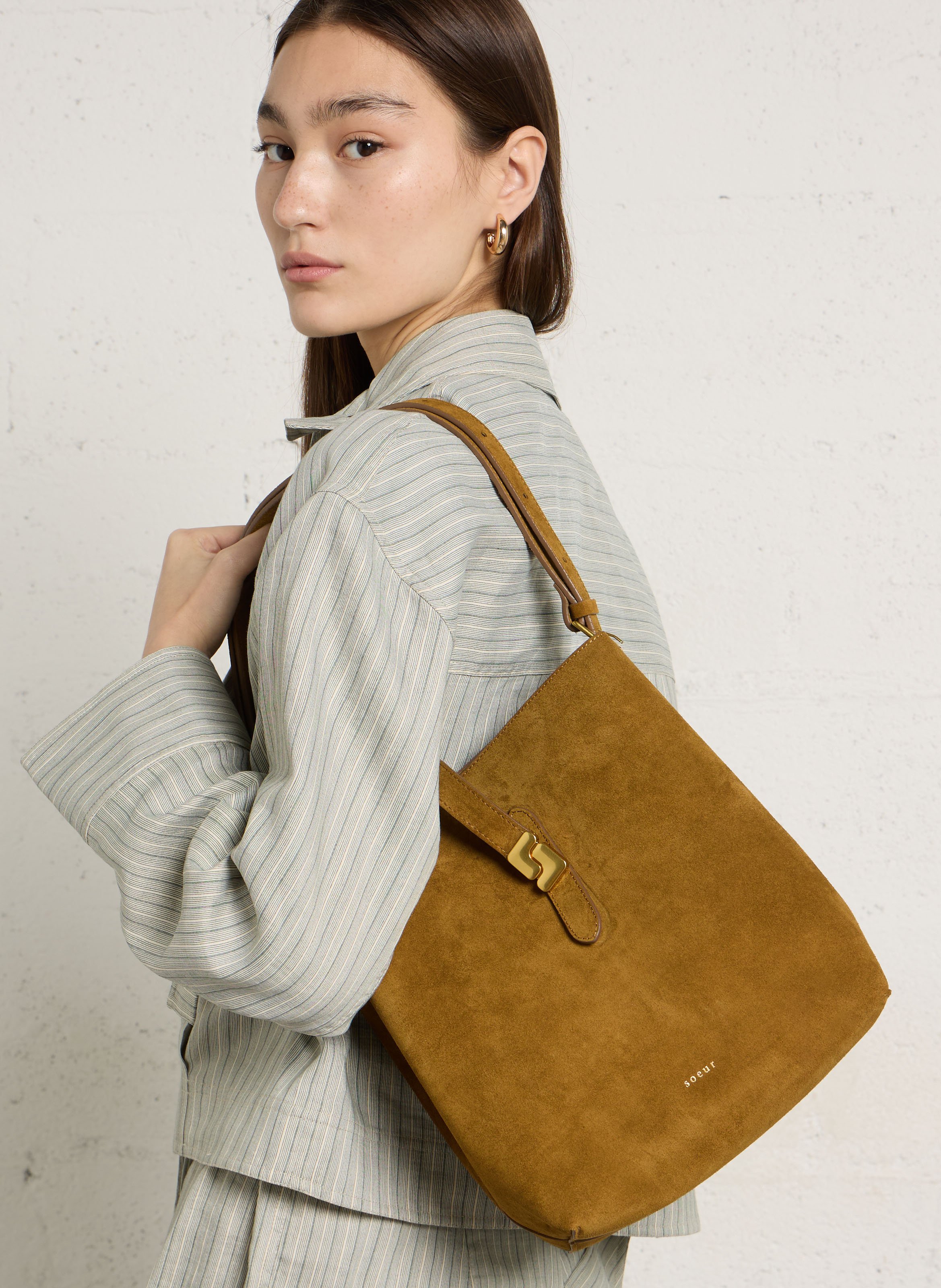 Sac à rabat monogramme en suède bello SOEUR Marron