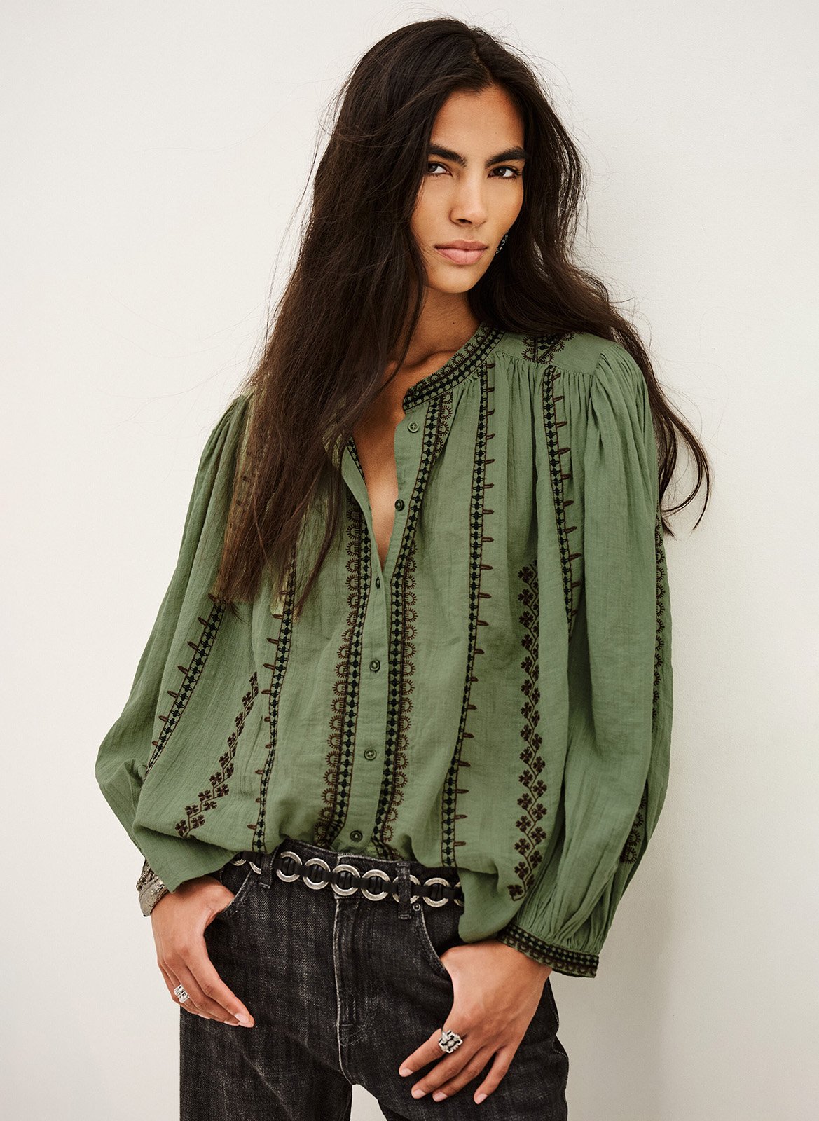 Oversized blouse met ronde hals en geborduurd katoen mona.  Amande