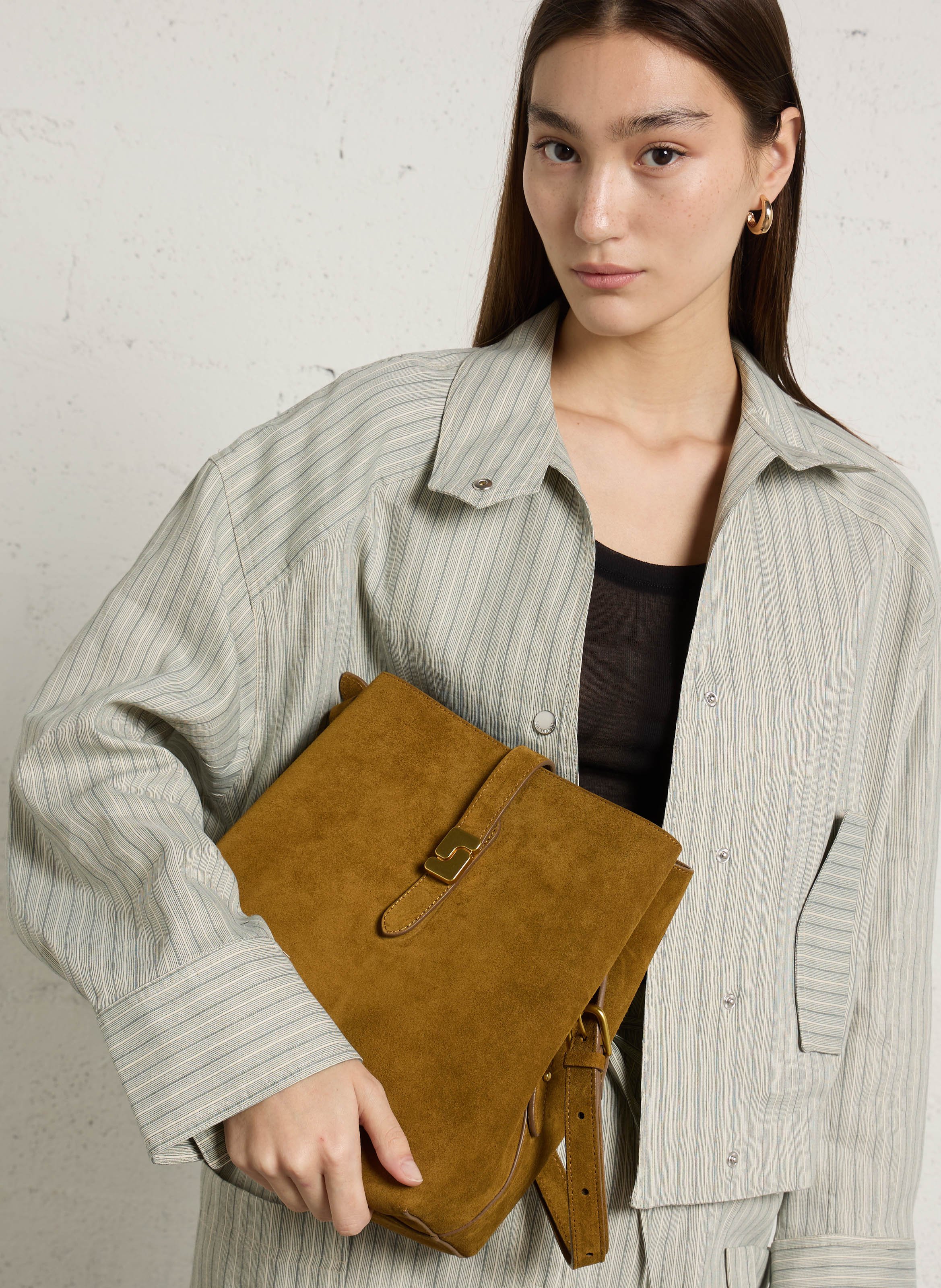 Sac à rabat monogramme en suède bello SOEUR Marron