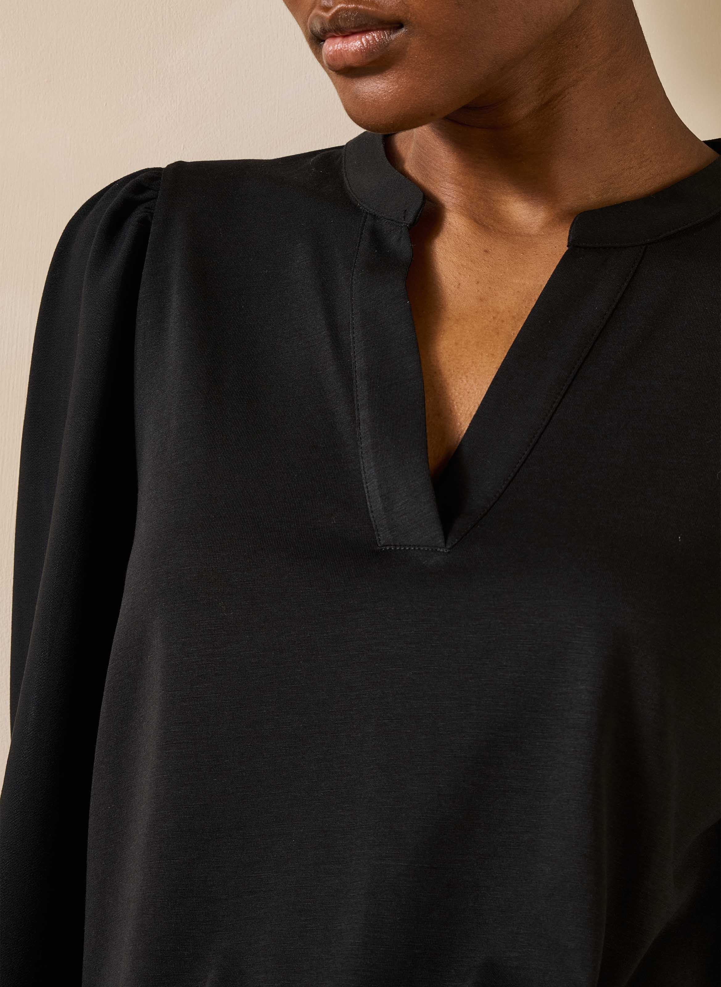 T-shirt met V-hals LA FEE MARABOUTEE Zwart