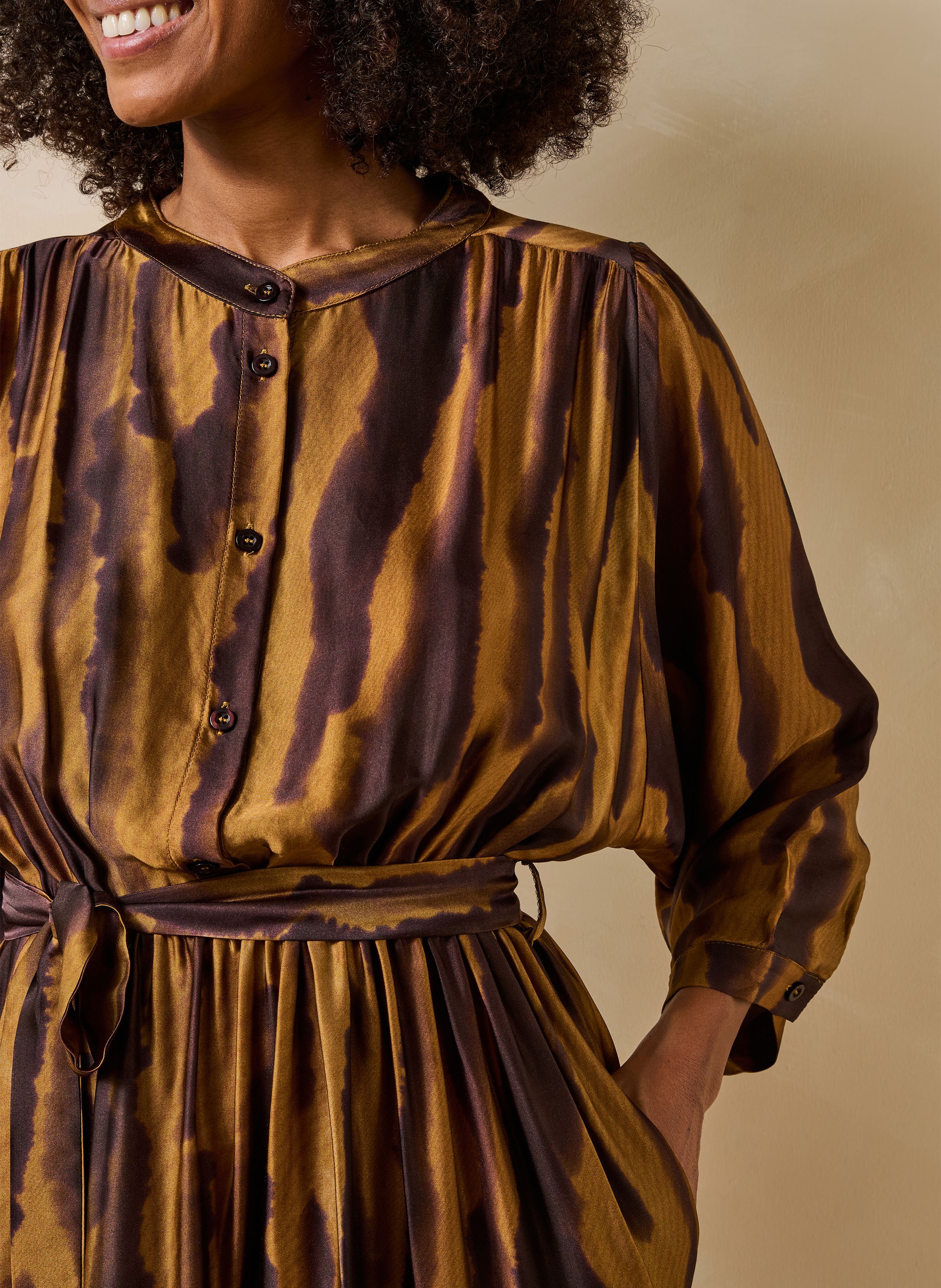 Midi jurk met ronde hals en print LA FEE MARABOUTEE Bruin