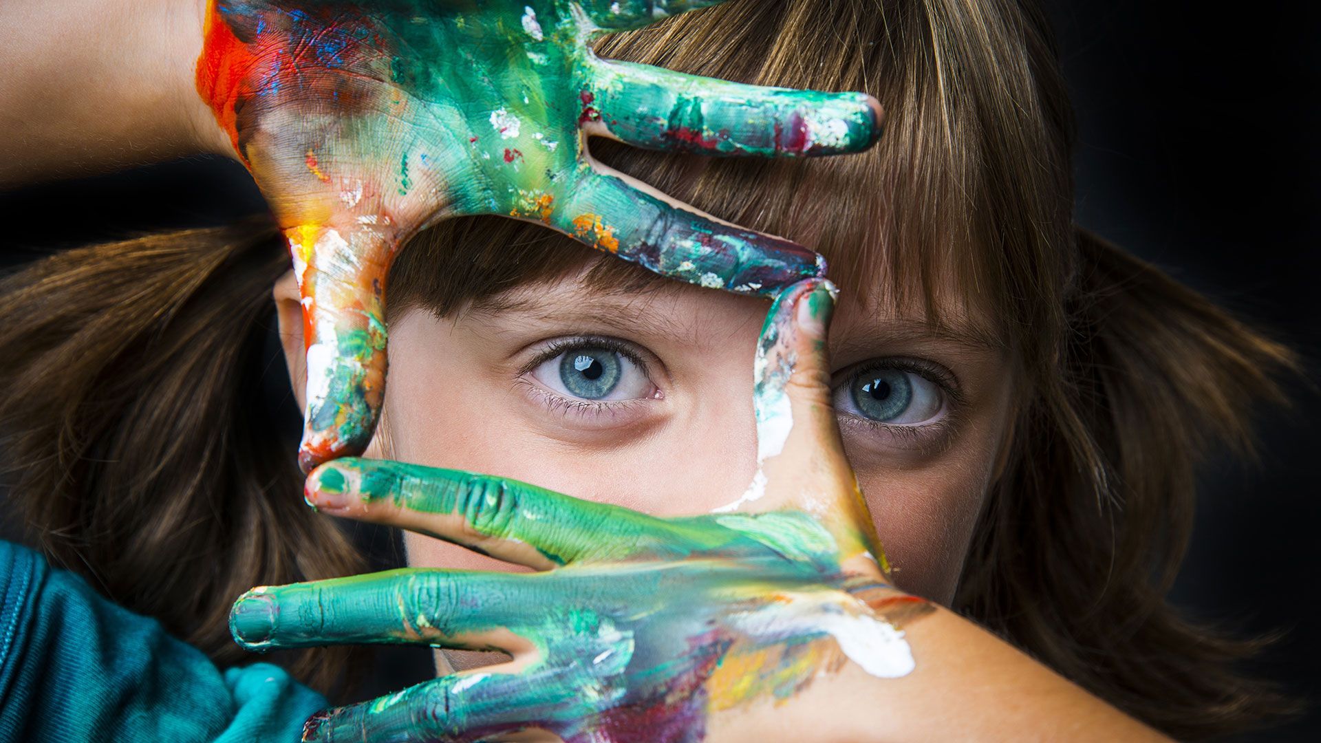 Young girl paint on hands
