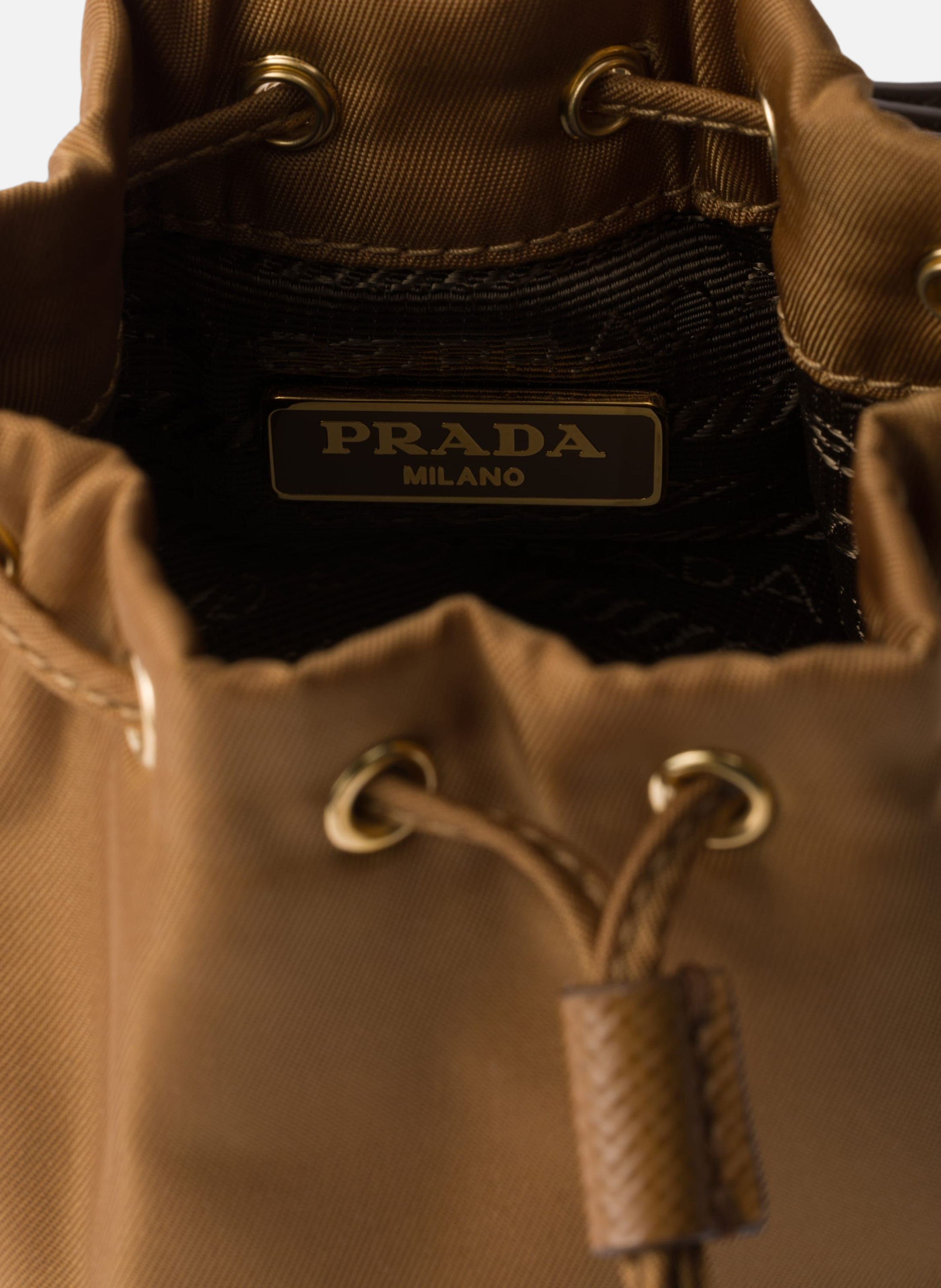 Charm porte-clés mini icon en re-nylon PRADA Marron