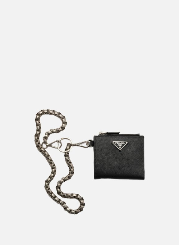 Petit portefeuille en cuir saffiano avec chaîne Noir by PRADA PRADA Petit portefeuille en cuir saffiano avec chaîne Noir