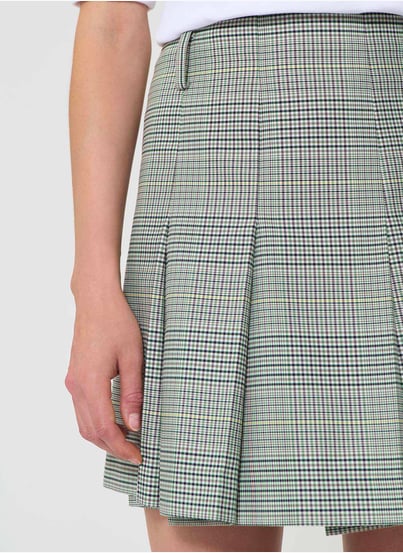 Tenue: Pull à col rond bleu marine, Chemise à manches longues en Tenue: Pull à col rond bleu marine, Chemise à manches longues en