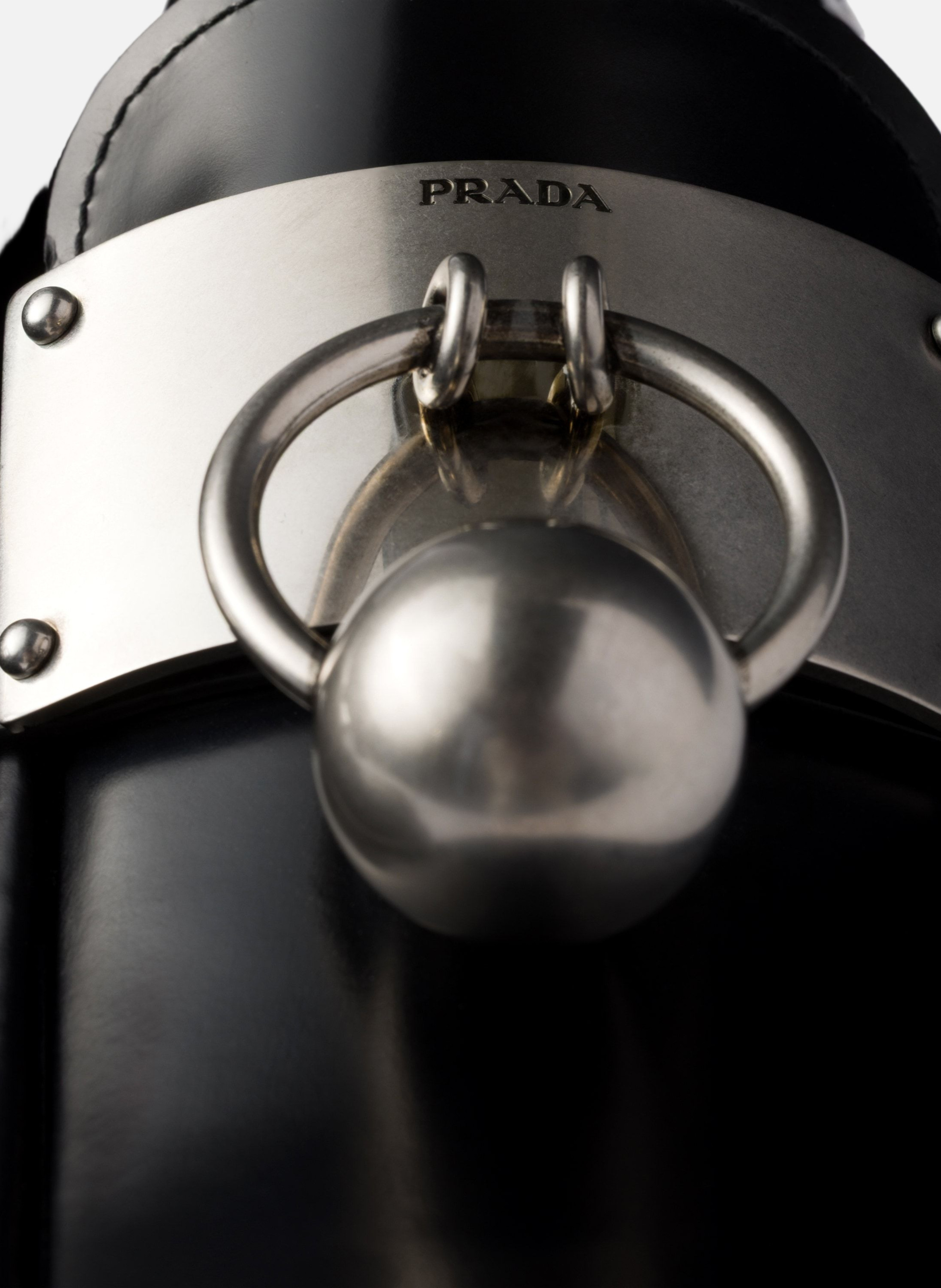 Mocassins en cuir brossé avec anneau en métal PRADA Noir