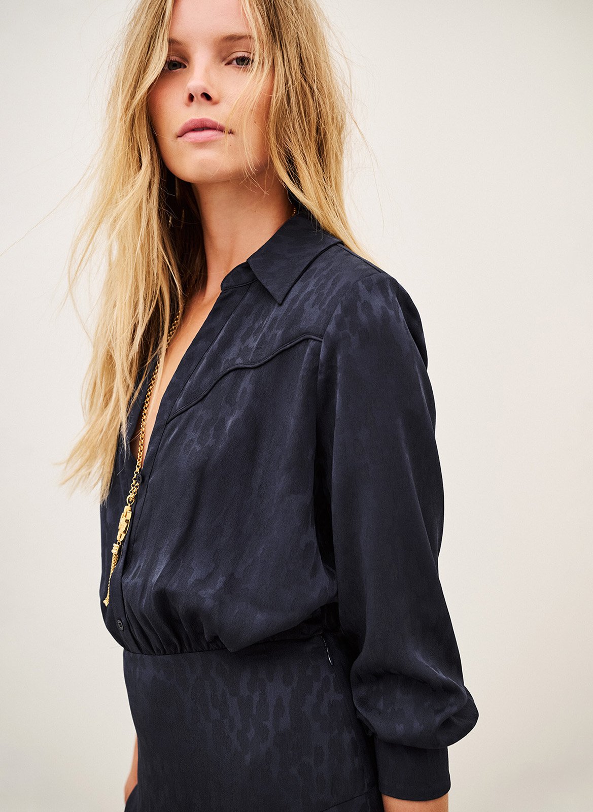 Lange getailleerde jurk met asymmetrische V-hals Helia BA&SH Blauw