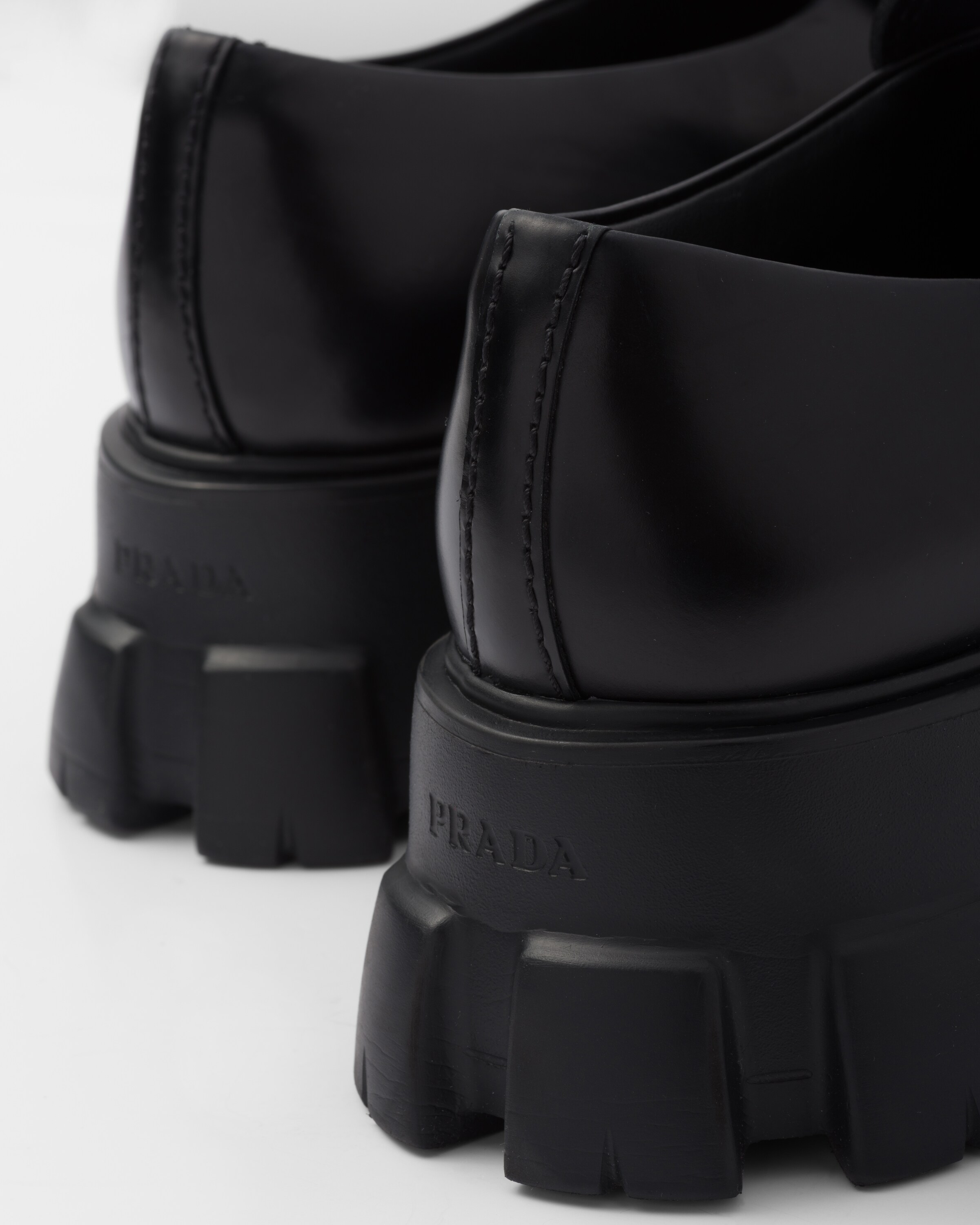 Mocassins monolith en cuir brossé PRADA Noir