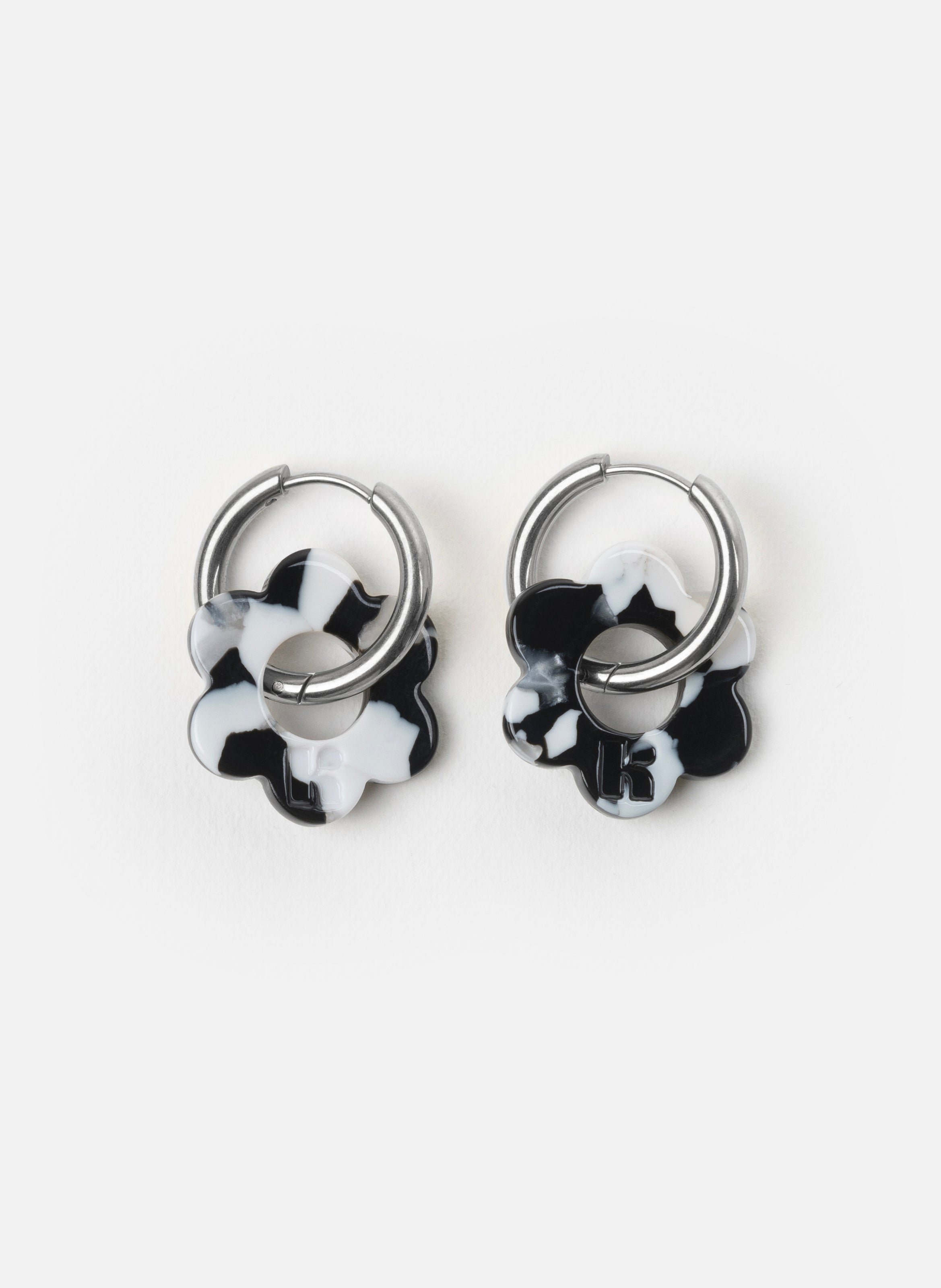 KURAGE GINZA Boucles d'oreilles baby fleurette avec anneaux en acier inoxydable argenté Noir