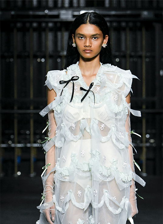NOEUD, ROMANCE ET PALETTE POUDRÉE : DÉCRYPTAGE DE L’ESTHÉTIQUE COQUETTE Edito, Style, Tendance, Coquette, Noeuds, Romantique, Printemps