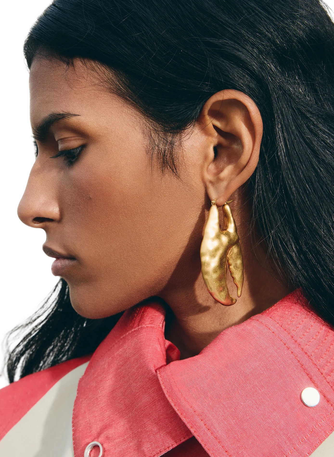 Les boucles d'oreilles Homard JACQUEMUS Golden