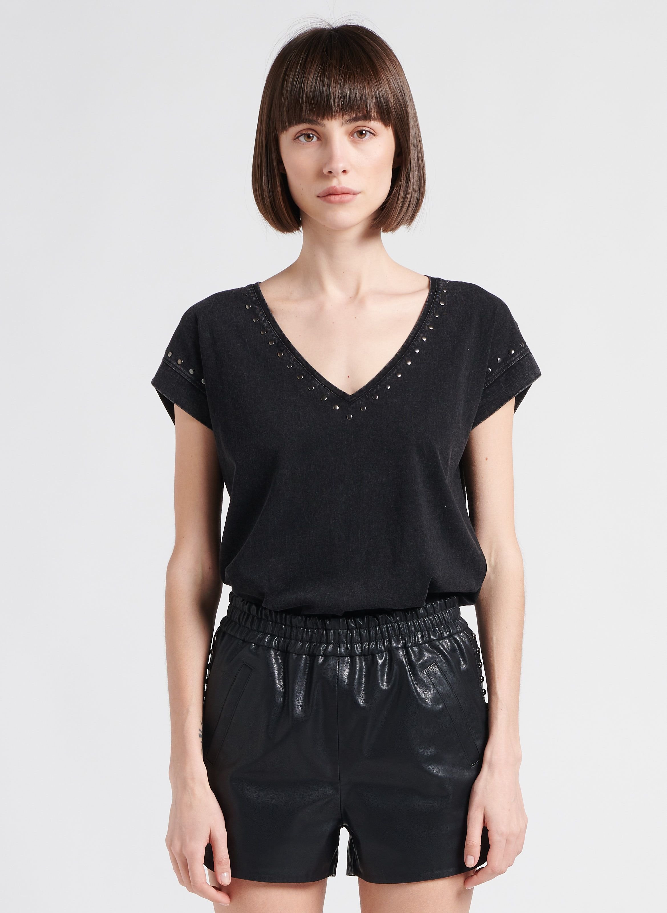 Tee shirt col v clouté