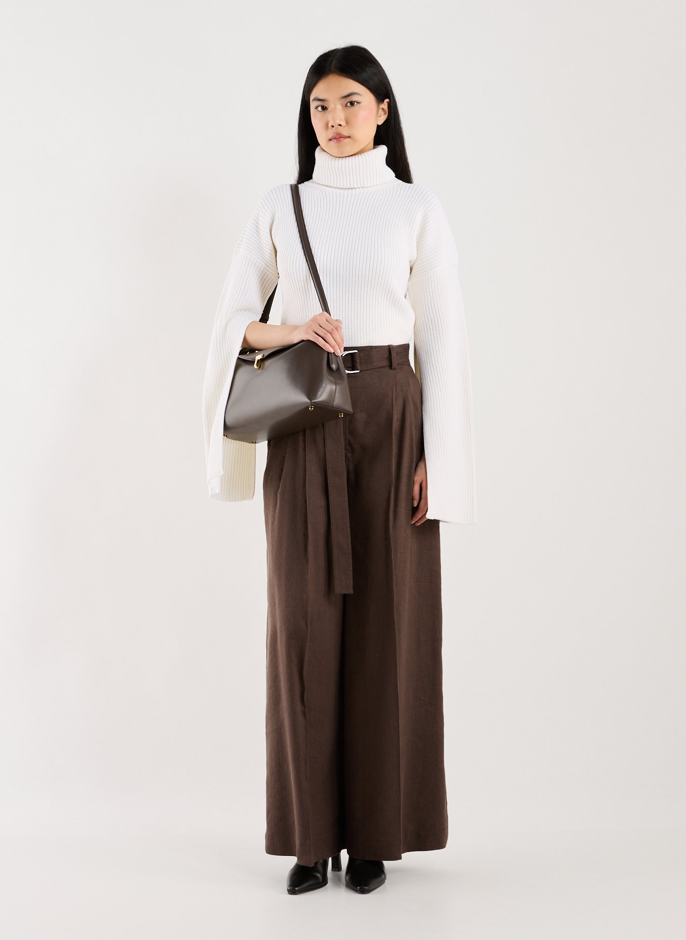 Trousers in blended linen with pleats. HELMUT LANG Brown