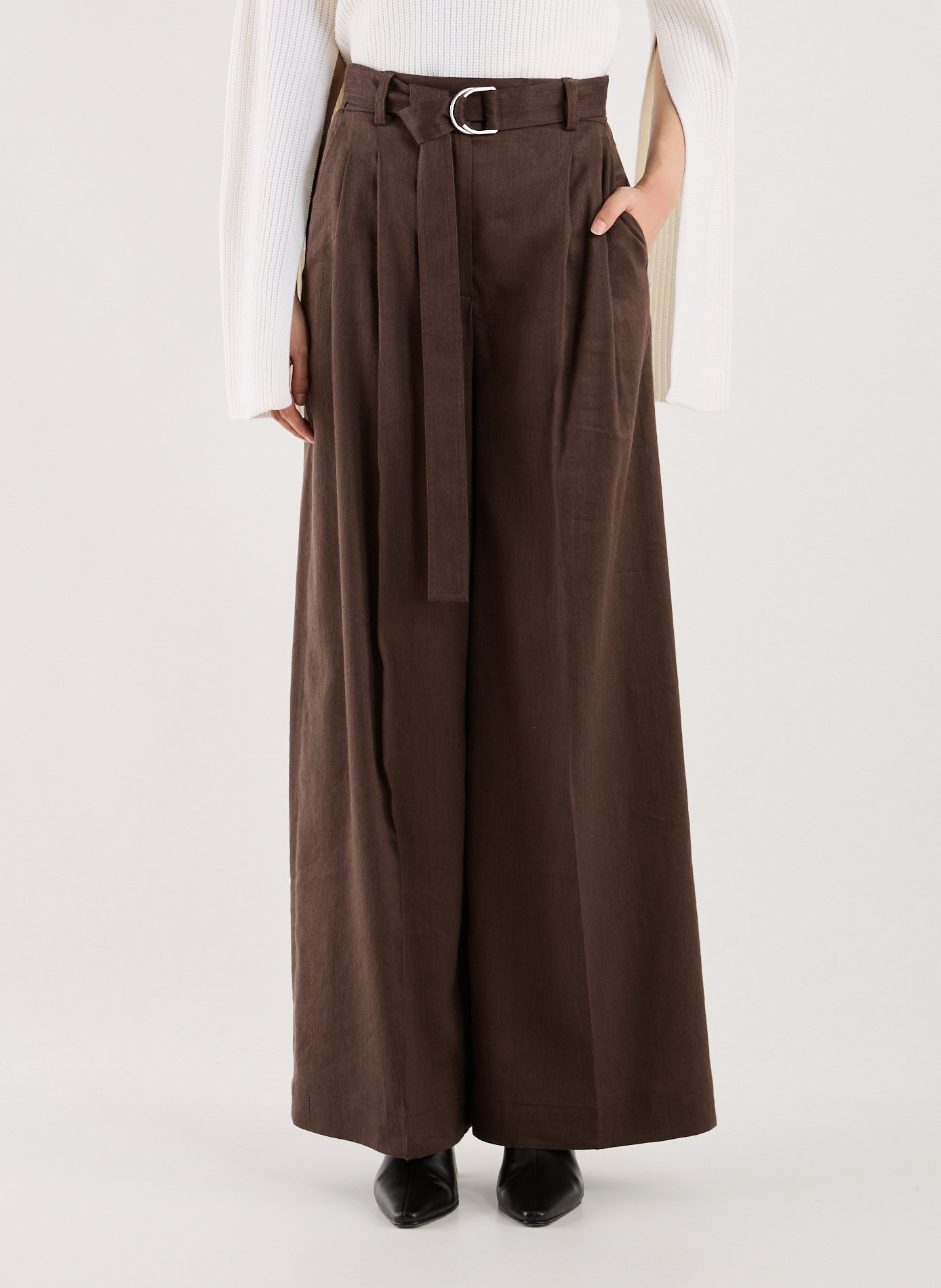 HELMUT LANG Trousers in blended linen with pleats. Brown