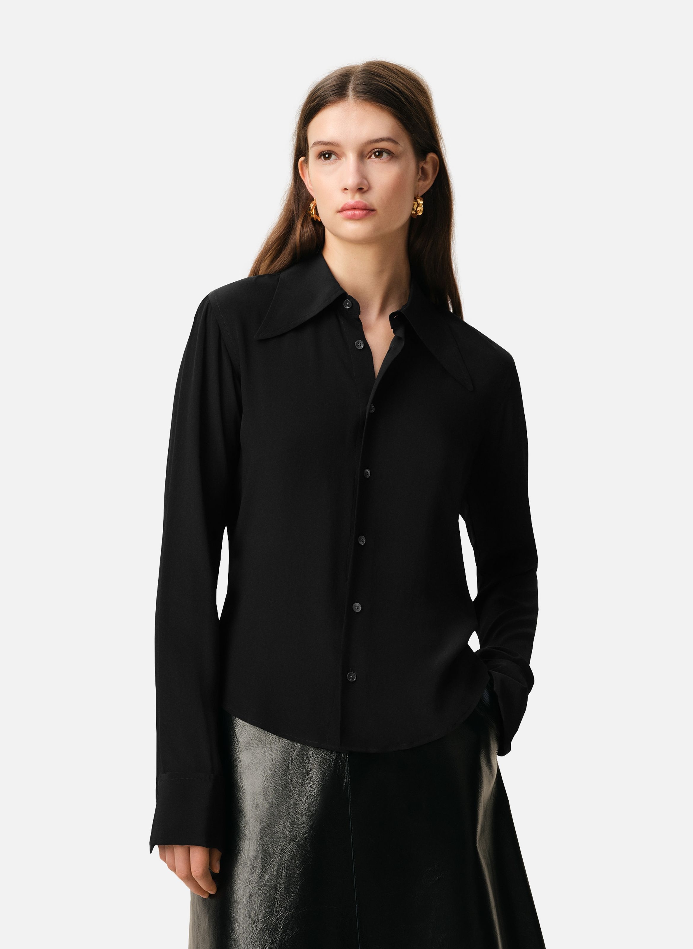 Chemise ajustée col en pointe en soie mélangée NoirAMI PARIS