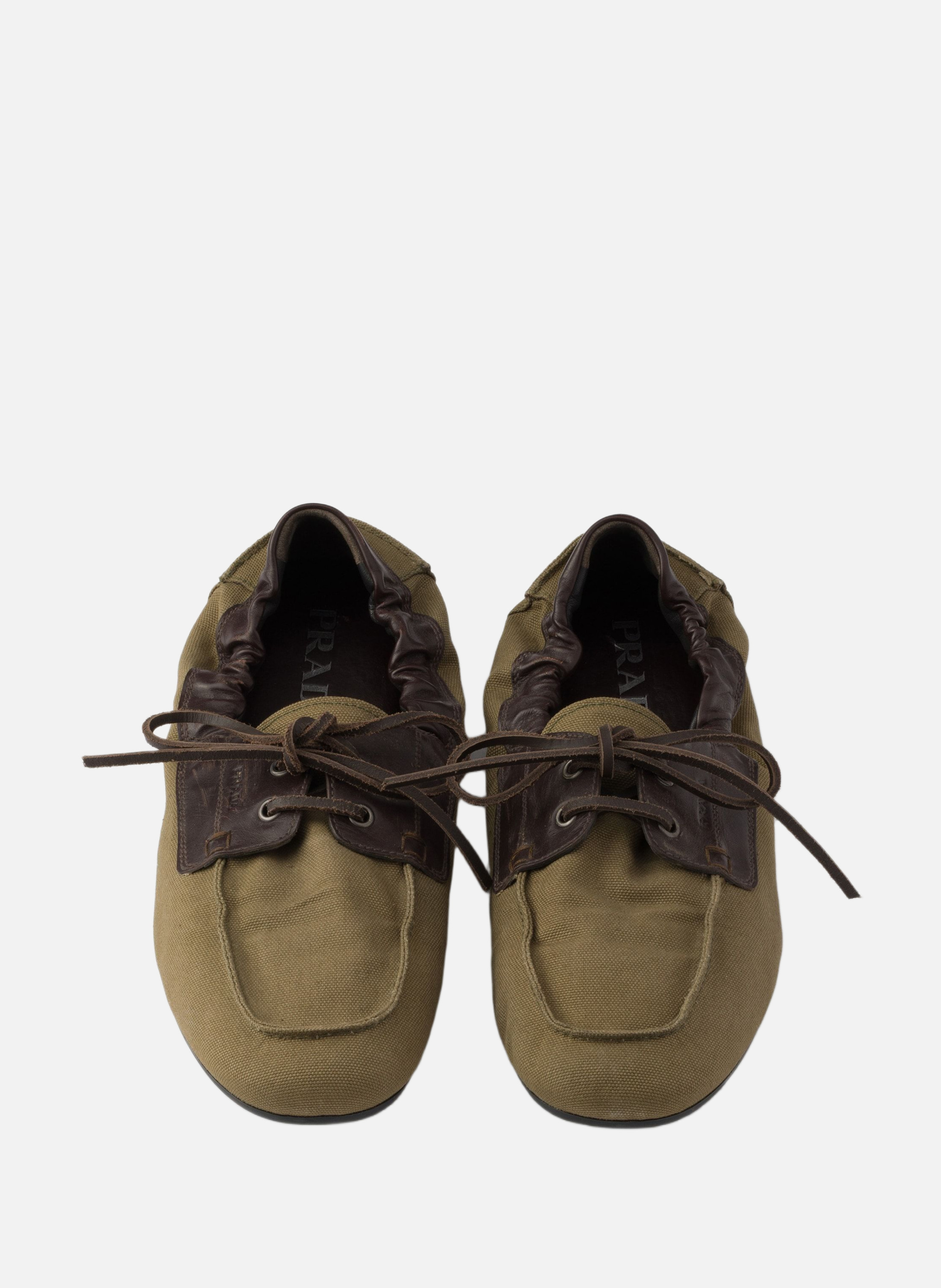 Chaussures bateau en toile vieillie et cuir PRADA Vert