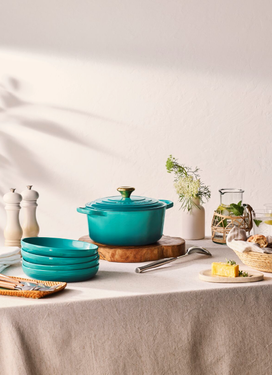 Le Creuset Bleu Riviera, cocotte Le Creuset été 2025, pop-up Le Creuset Marseille, cocotte fonte émaillée bleue, ustensiles cuisine française iconiques
