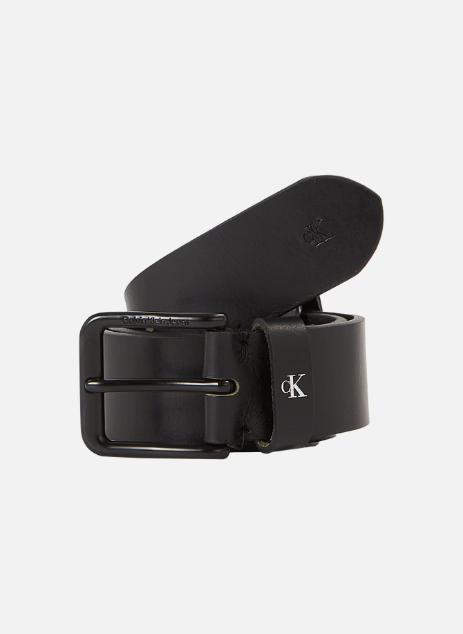 Dimensions: 4 cm (1.6 in)
	
	Plain-coloured
	
	Buckle
	
	Engraved logo on the inside
	
	Five-hole adjustment CALVIN KLEIN