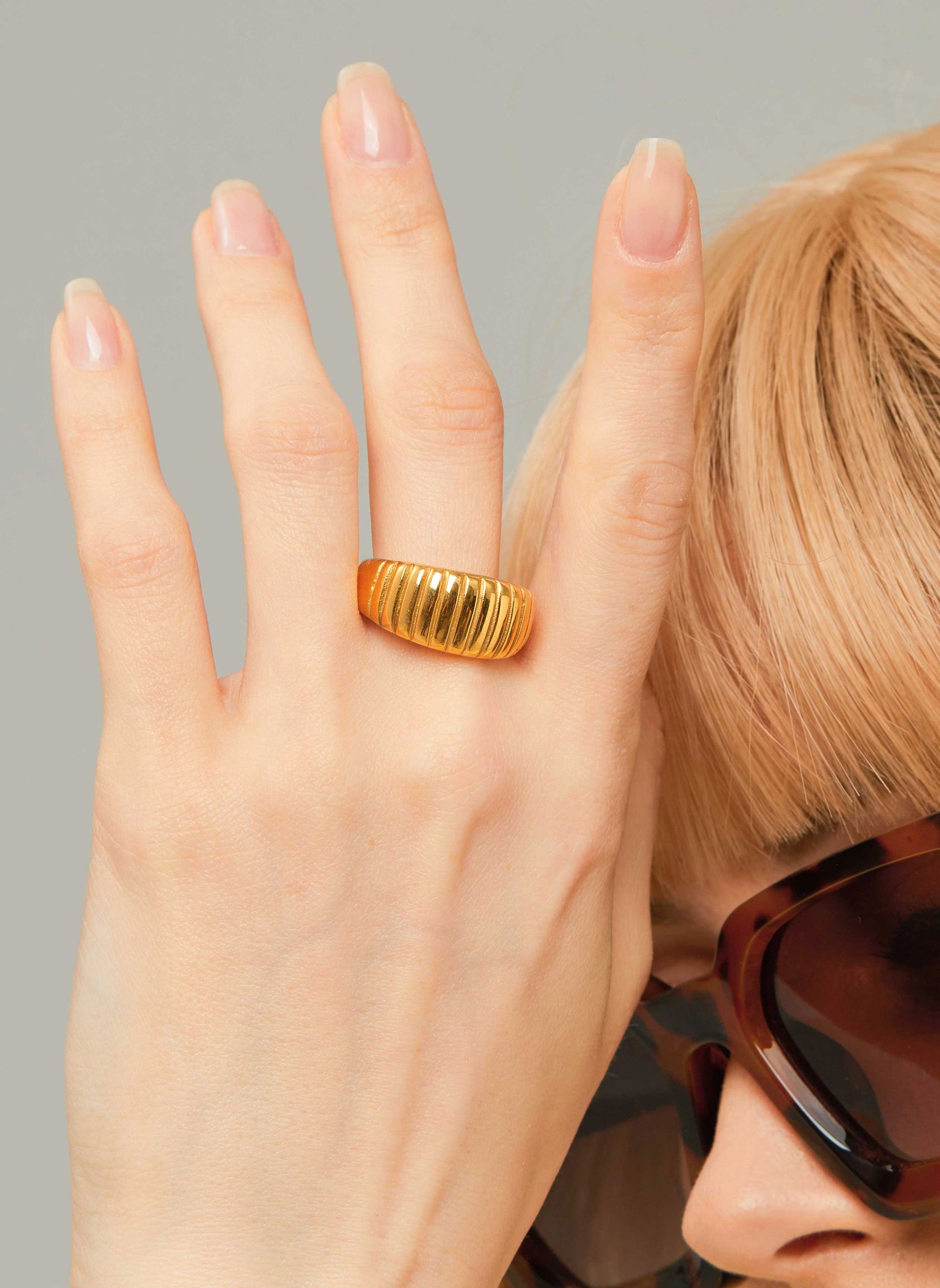Bague avec relief en acier chirurgical trone HIPANEMA Doré
