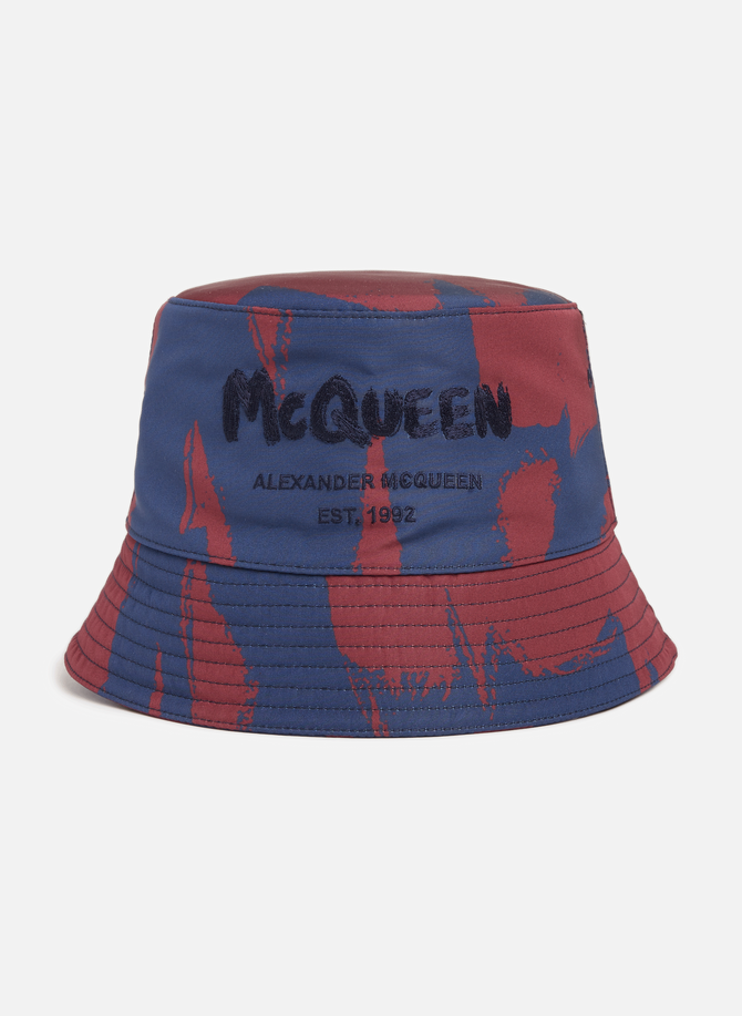 قبعة دلو تحمل شعار alexander mcqueen